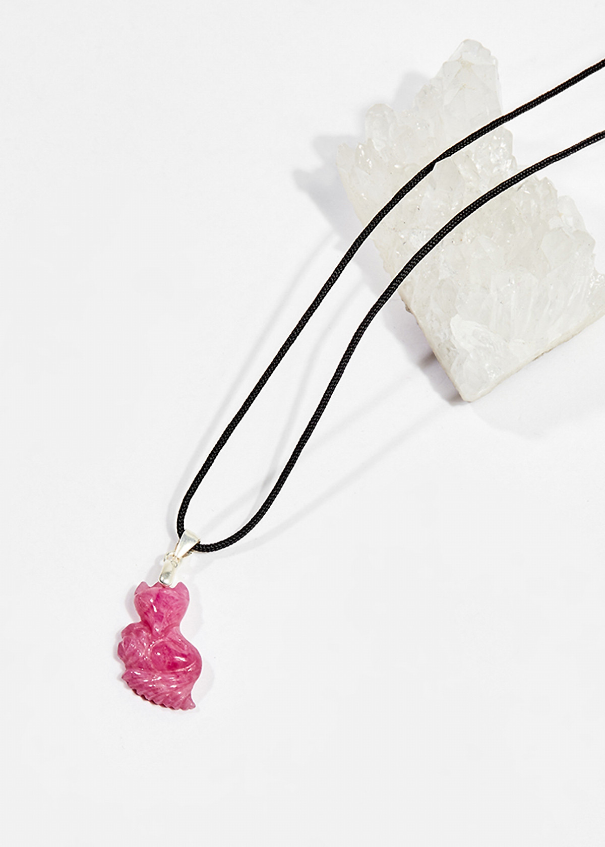 Dây chuyền phong thủy đá ruby nữ hoàng hồ ly ôm hoa mẫu đơn 1.8cm Dây Chuyền Phong Thủy Đá Ruby Nữ Hoàng Hồ Ly Ôm Hoa Mẫu Đơn 1.8Cm