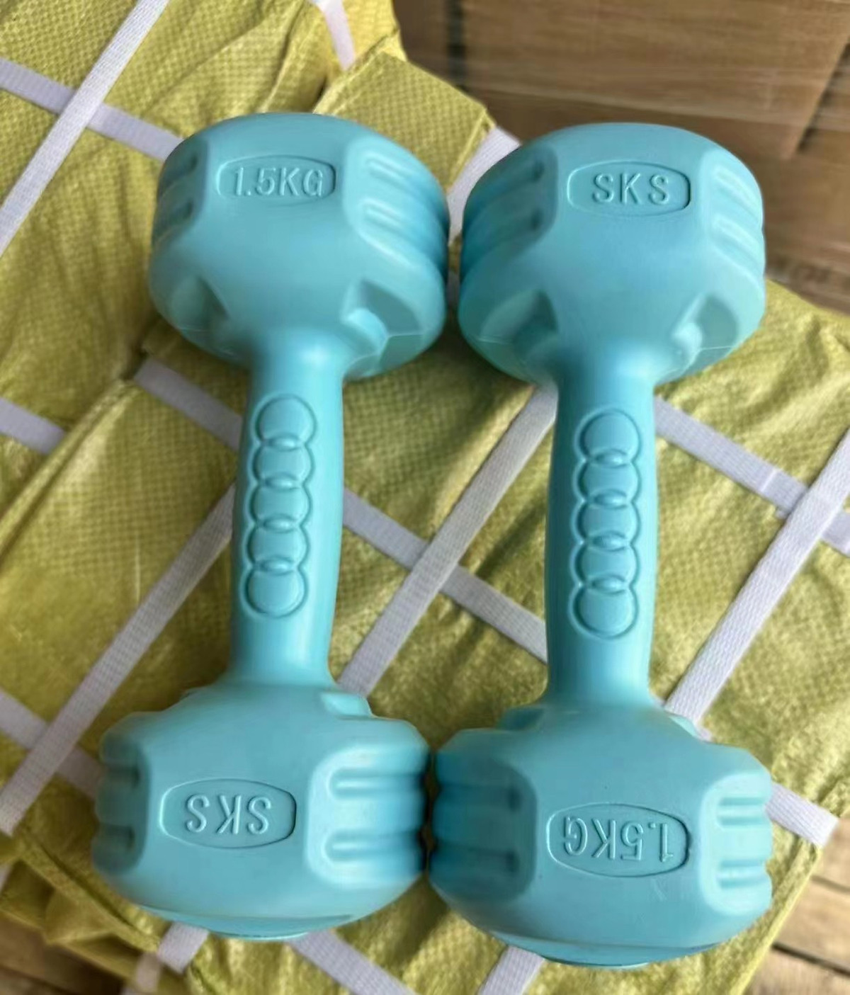 {1 Quả) Tạ Tay 1KG,1.5Kg,2KG,3KG,4Kg,5KG(Vỏ Nhựa Bọc Xi Măng)Dành Cho NAM, Nữ Chuyên Tập Gym Yoga Pilates, Thể Dục Thể thao Tại nhà(Màu NGẪU NHIÊN)