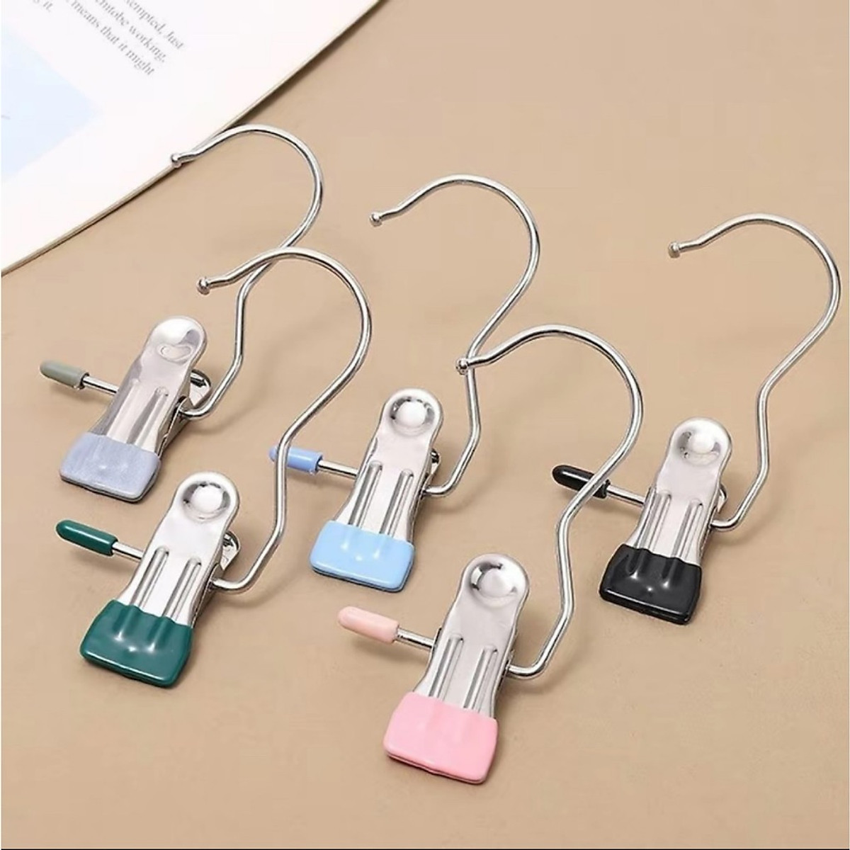 Móc Kẹp Đơn Chất Liệu Thép Không Gỉ, Móc Treo Đa Năng Cần Thiết Trong Mọi Gia Đình Treo Quần Áo, Mũ, Nón ,Tất, Vớ Chống Gió Thổi Bay Đa Năng Bằng Inox Bọc Nhựa - Màu Ngẫu Nhiên