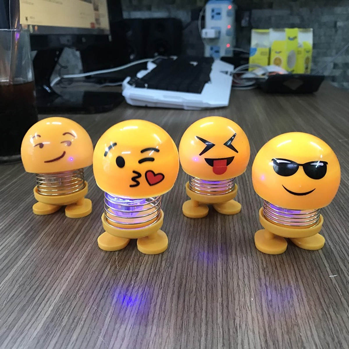 Combo 4 con lắc lò xo Emoji có đèn phát sáng trang trí ngộ nghĩnh