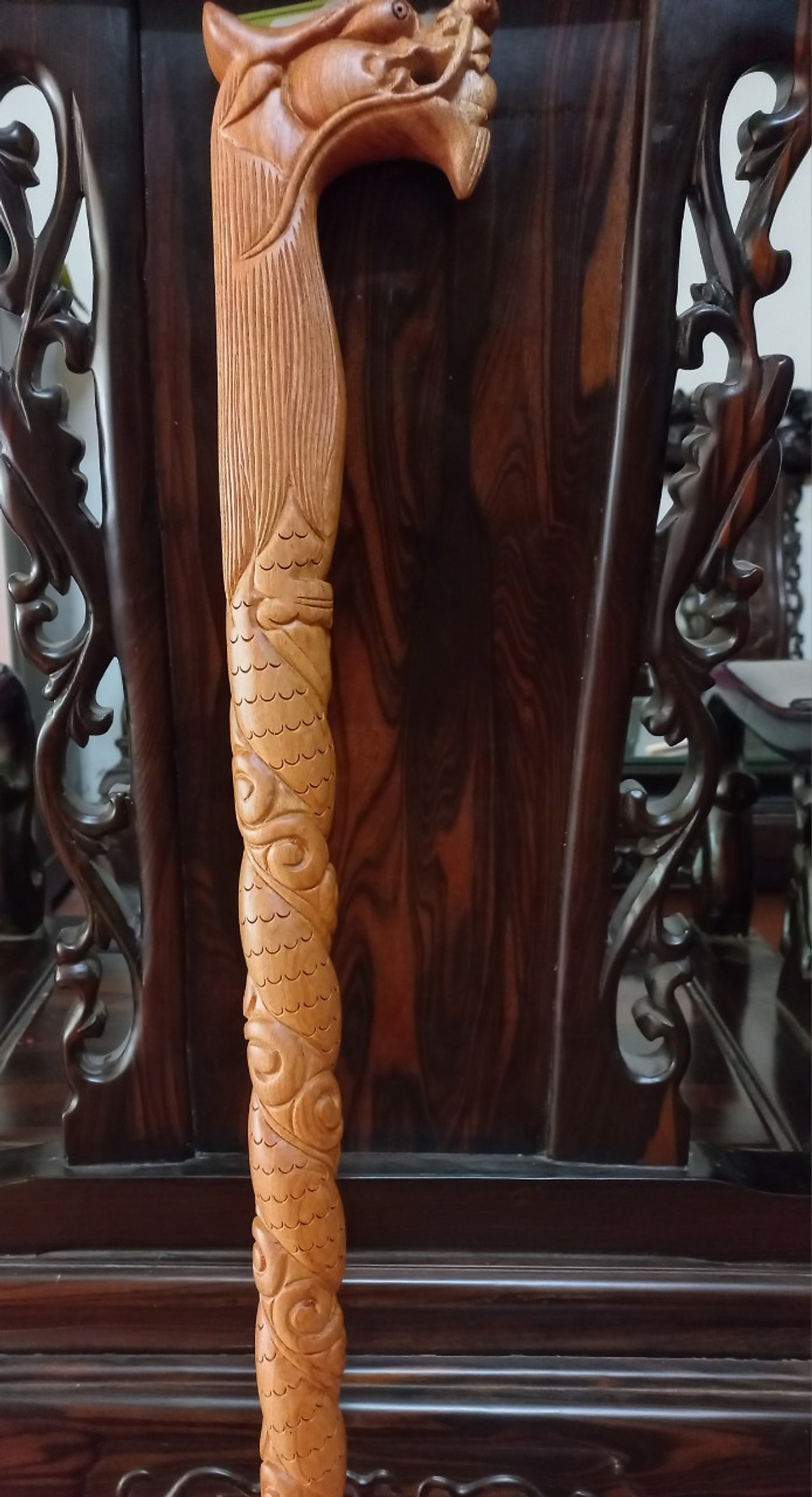 Gậy batong hỗ trợ đi lại cho người già bằng gỗ hương đá kt 90×1O×3.4cm