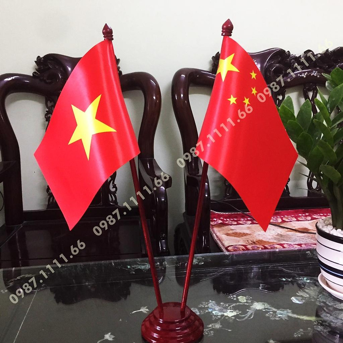 Cờ Việt Nam vẫn luôn là biểu tượng tổ quốc đầy ý nghĩa. Với cờ đế bàn đẹp mắt in kỹ thuật số, bạn có thể đặt trên bàn làm việc làm tăng tính hứng khởi cho công việc. Cờ có kích thước thông dụng cắm 2 cờ Việt Nam - Trung Quốc sẽ là một phụ kiện thú vị trong không gian của bạn.