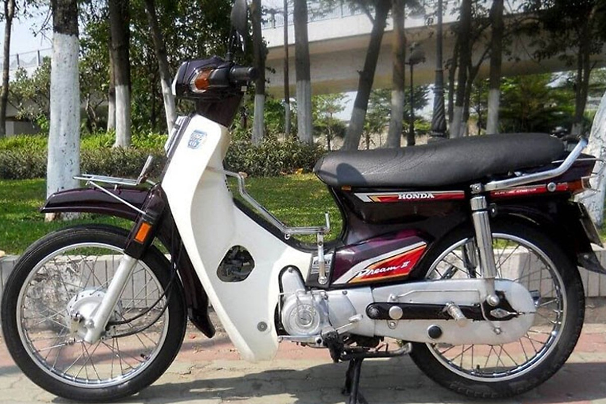 Honda Dream II Thái tem lửa chạy 99 km tại Việt Nam