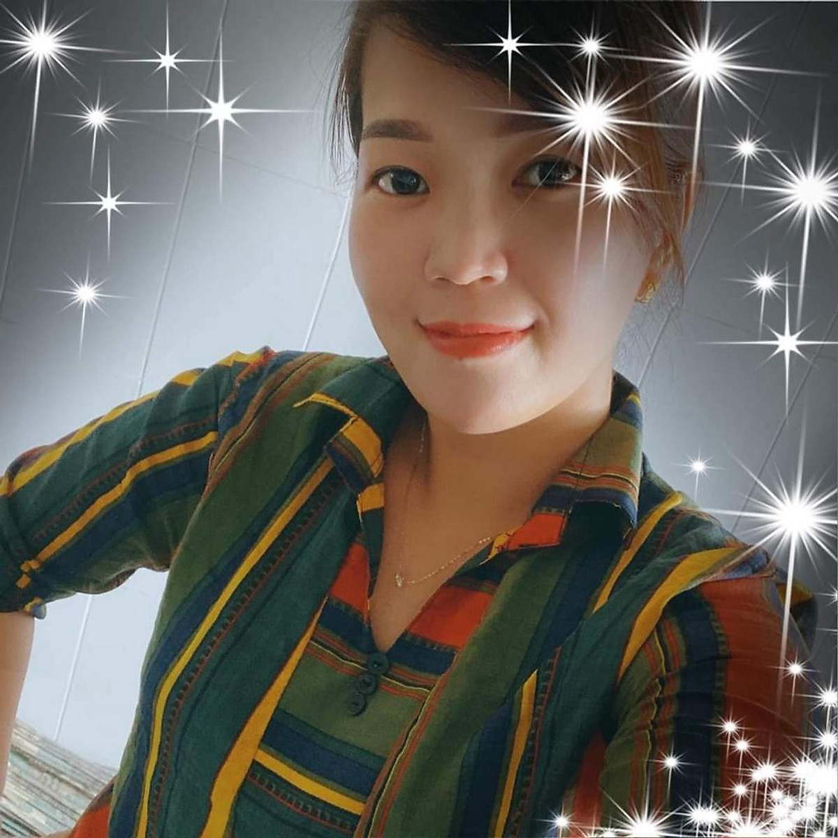 Áo sơ mi nữ công sở thời trang SURI màu thổ cẩm kẻ sọc, cổ chữ V, tay lửng rất nữ tính Áo Sơ Mi Nữ Công Sở Thời Trang Suri Màu Thổ Cẩm Kẻ Sọc, Cổ Chữ V, Tay Lửng Rất Nữ Tính
