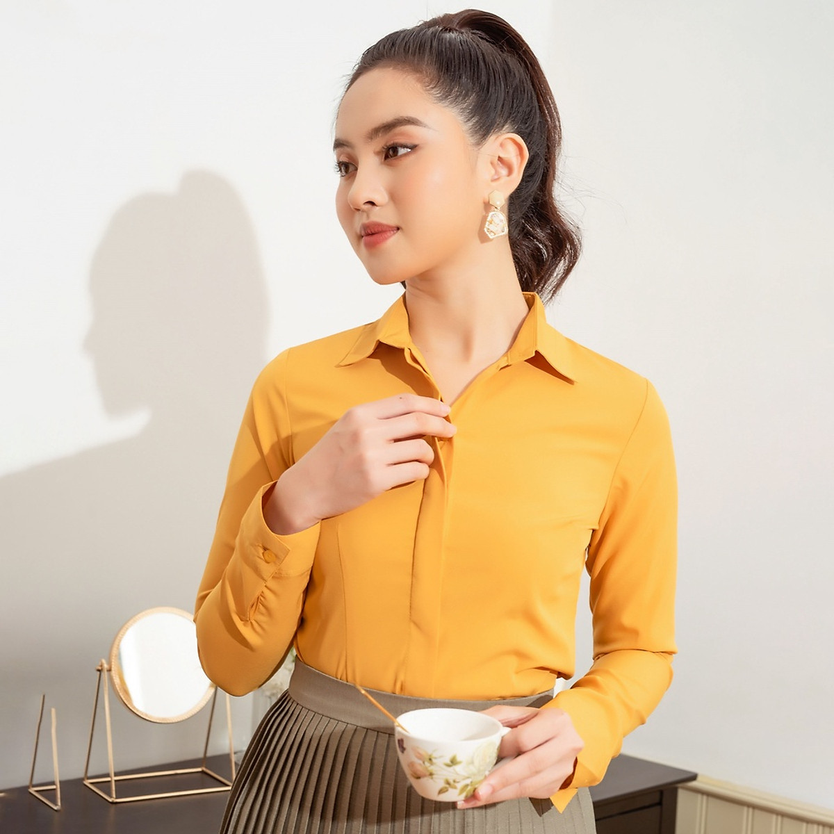 Áo Sơ Mi Nữ Công Sở Tay Dài Dáng Đẹp Thời Trang Basic UK FASHION Chất Liệu Vải Hàn, Thoáng Mát NKSM2010011 Áo Sơ Mi Nữ Công Sở Tay Dài Dáng Đẹp Thời Trang Basic Uk Fashion Chất Liệu Vải Hàn, Thoáng Mát Nksm2010011