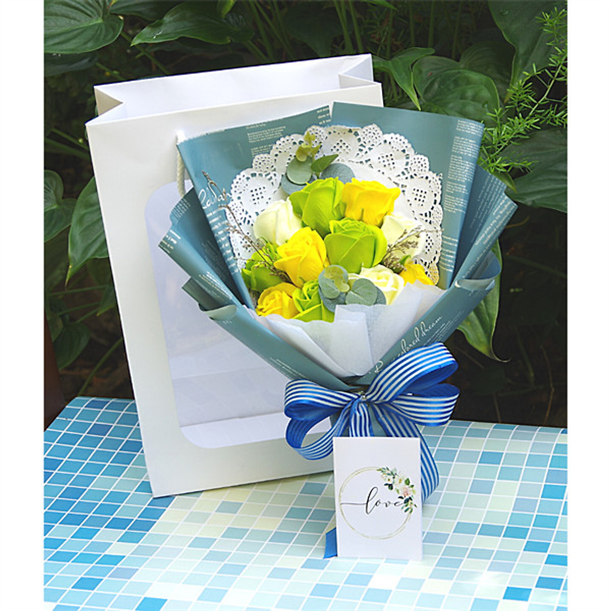 Hôm nay bạn đang tìm kiếm món quà đặc biệt cho người thân của mình? Hãy xem những thiệp bó hoa của chúng tôi, chắc chắn sẽ khiến bạn ấn tượng với sự độc đáo và tinh tế. Với các loại hoa đa dạng, các bó hoa của chúng tôi sẽ mang đến niềm vui và hạnh phúc cho người nhận.
