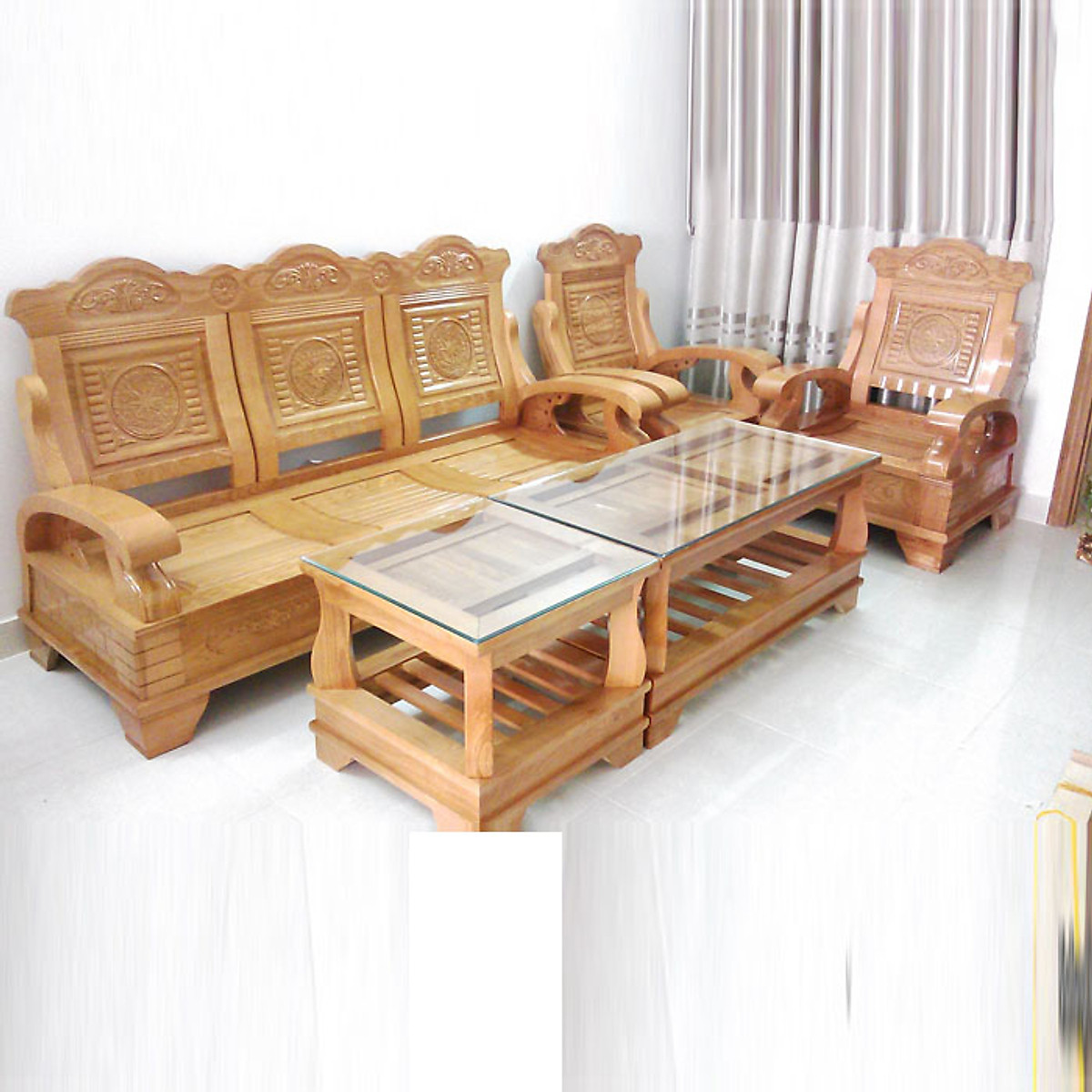 Bộ bàn ghế gỗ phòng khách 5 món: Với thiết kế đẹp mắt và tinh tế, bộ bàn ghế gỗ phòng khách 5 món sẽ giúp cho không gian phòng khách của bạn trở nên đầy đủ và tiện nghi hơn. Sản phẩm được sản xuất từ vật liệu gỗ cao cấp cùng thiết kế độc đáo, chắc chắn sẽ mang đến cho bạn sự hài lòng tuyệt đối. Hãy bấm vào hình ảnh để khám phá sản phẩm tuyệt vời này.