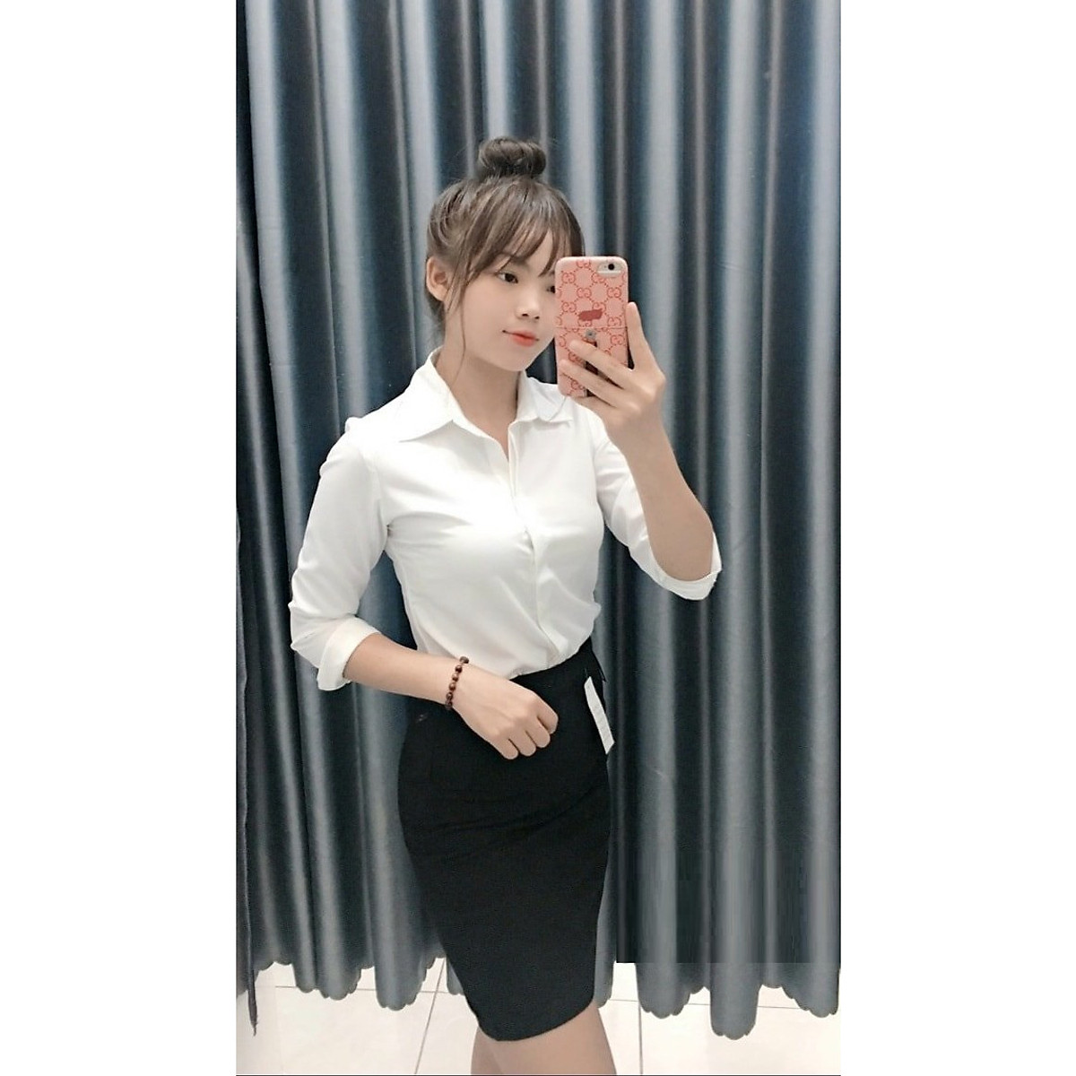 Chân váy bút chì xẻ sau đầu gối