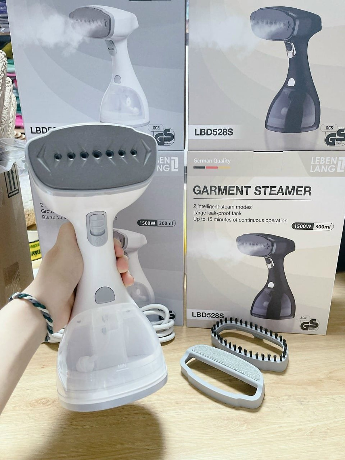 Bàn Là Hơi Nước Cầm Tay Lebenlang LBD528 công suất 1500W-300ML làm nóng nhanh - Hàng chính hãng
