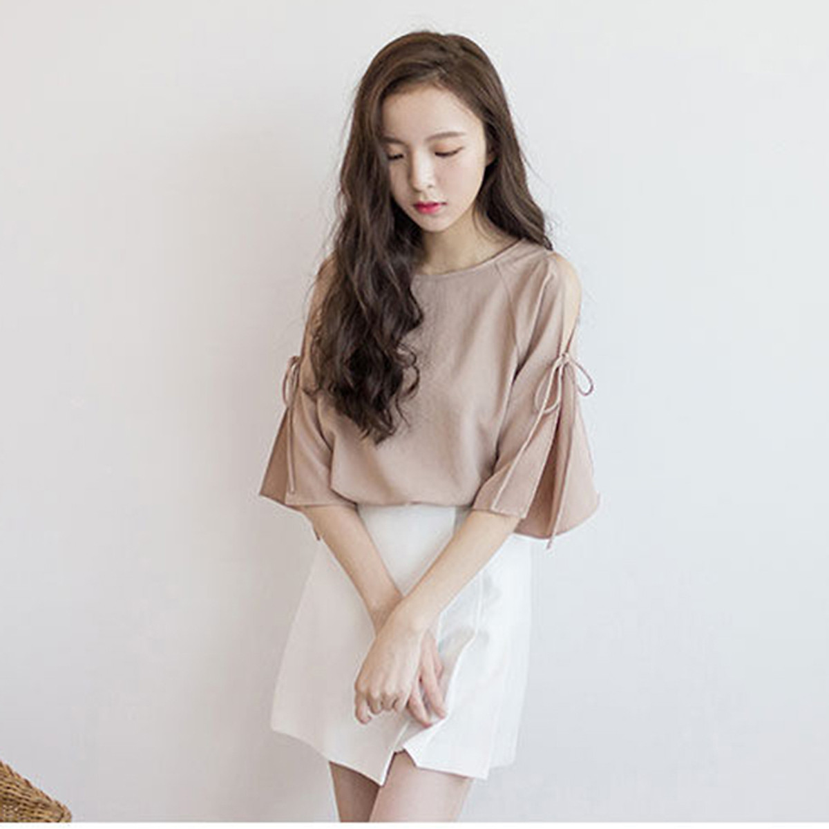 Mua Áo kiểu nữ cổ tròn hở vai tay buộc nơ điệu đà, chất vải mềm mát, thời trang xuân hè 2021 - Be - M tại Linen Style Mua Áo Kiểu Nữ Cổ Tròn Hở Vai Tay Buộc Nơ Điệu Đà, Chất Vải Mềm Mát, Thời Trang Xuân Hè 2021 - Be - M Tại Linen Style