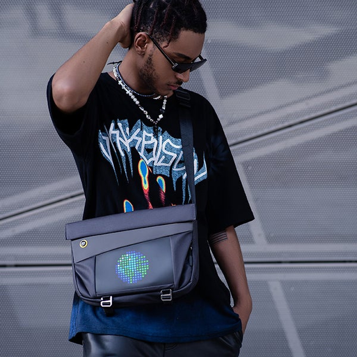 Túi đeo chéo DIVOOM Pixoo Slingbag-V hiển thị màn hình LED, có thể đựng Laptop/iPad 11 inch - Hàng chính hãng