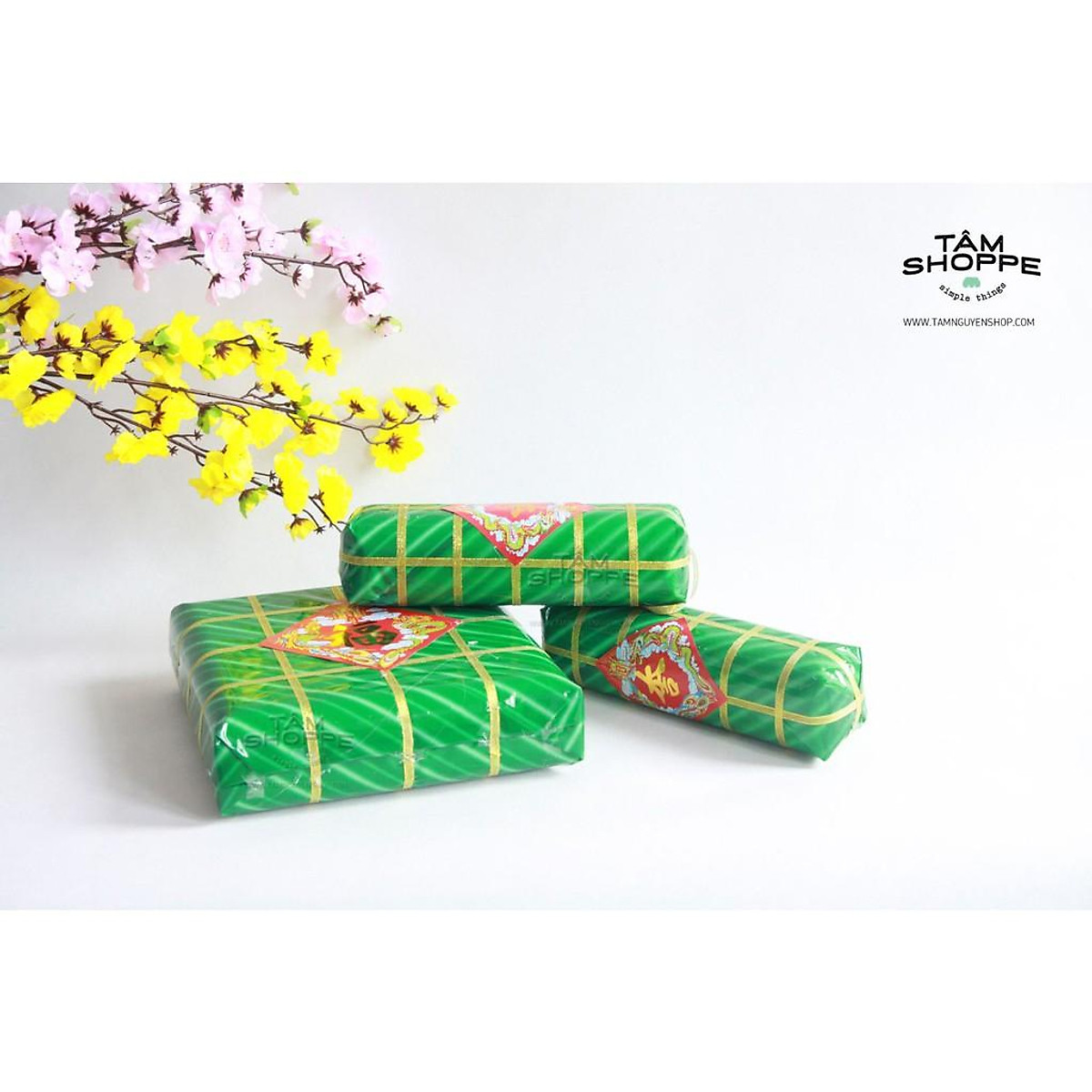 Quây quần gói bánh tét cùng gia đình chào đón năm mới