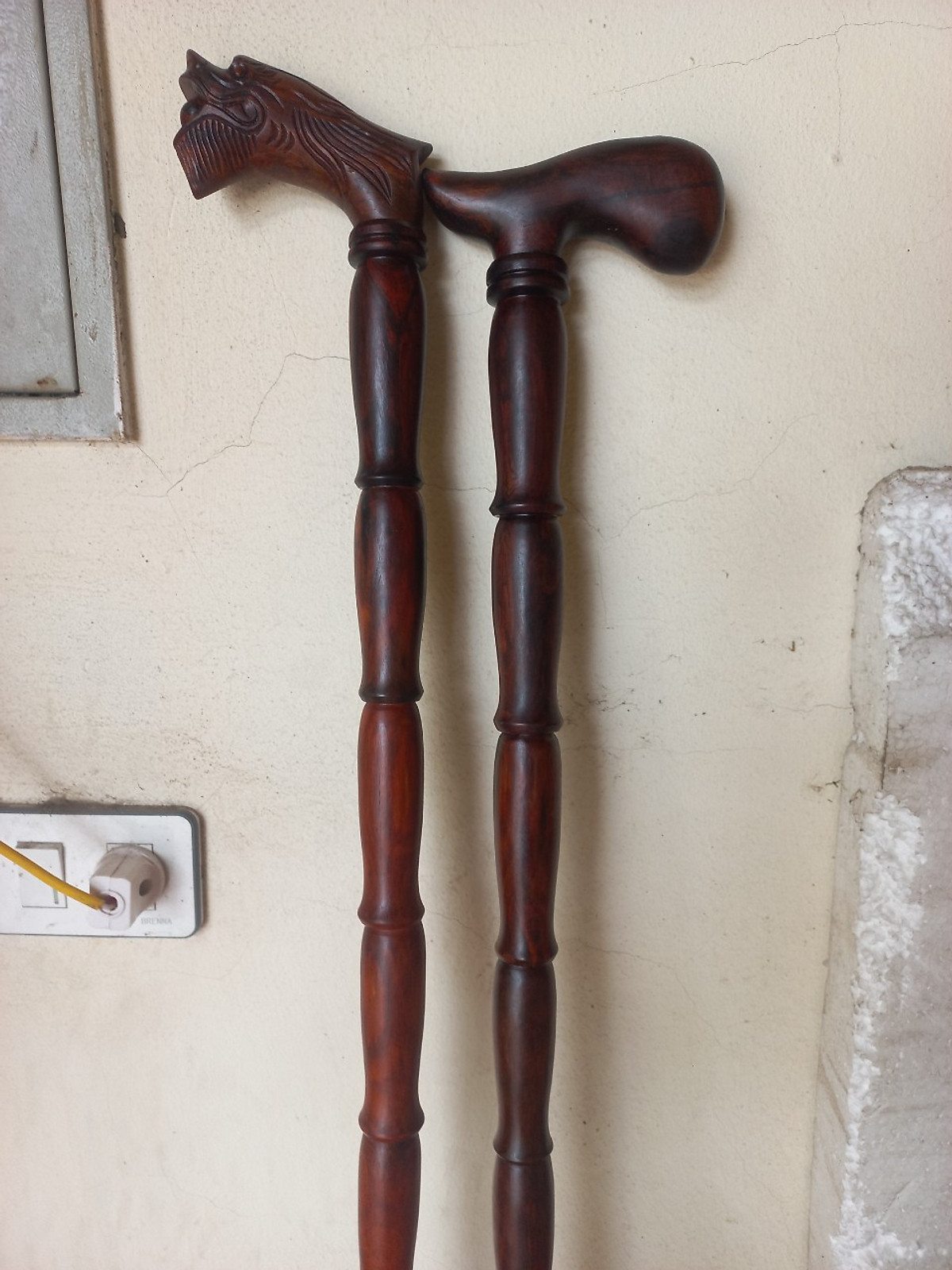 Gậy batong hỗ trợ đi lại dành cho người già bằng gỗ trắc đỏ đen kt 90×13×3.5cm