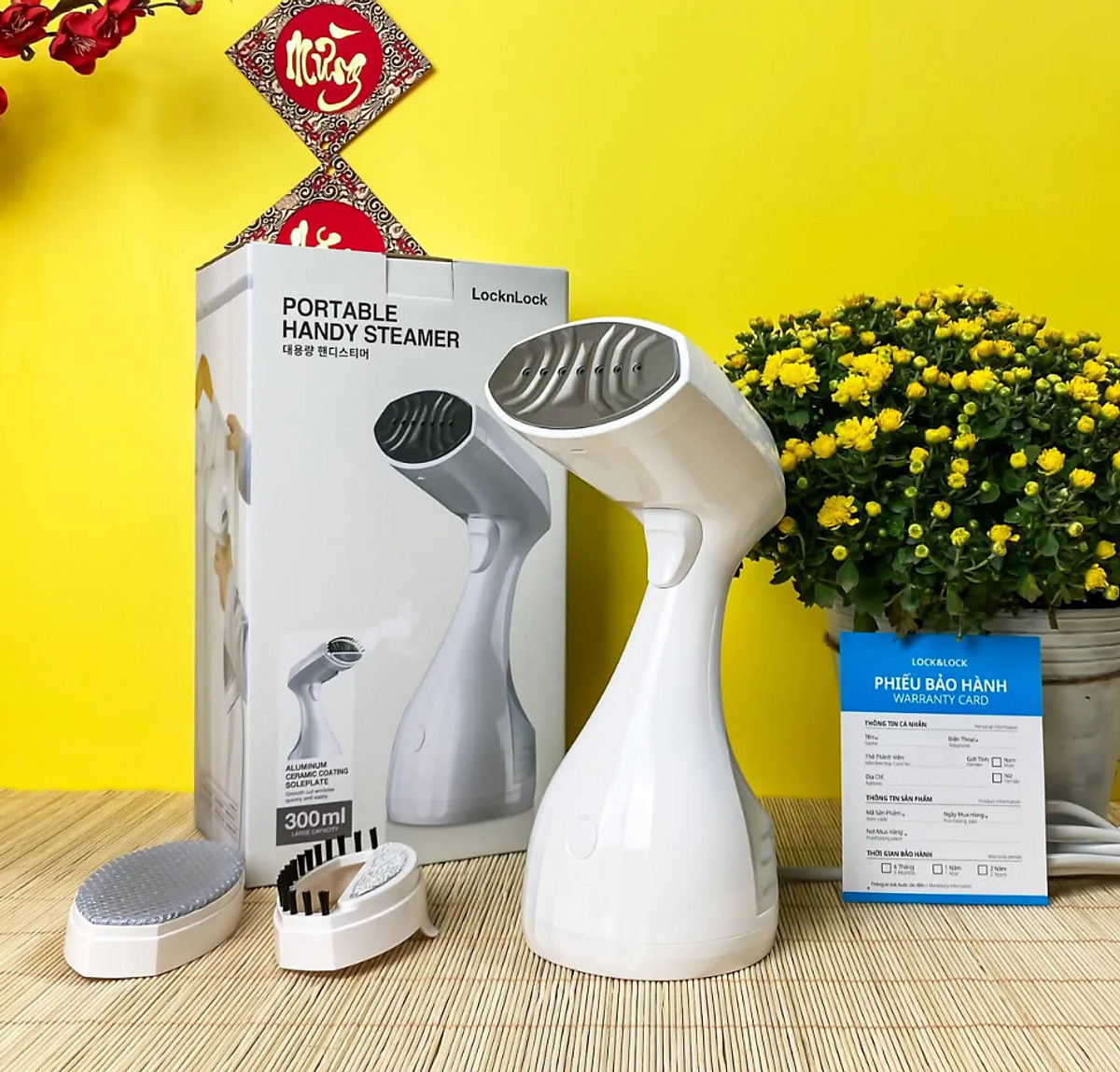 Bàn là hơi nước cầm tay Lock&lock Handy Steamer ENI222WHT (Model New) - Hàng chính hãng
