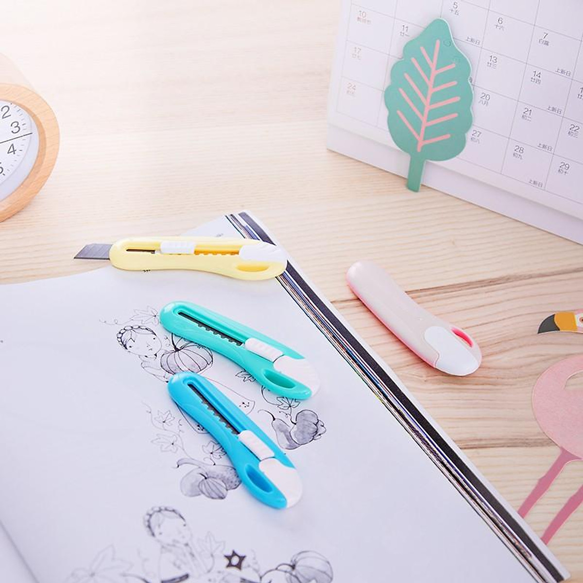 Dao rọc giấy mini 55mm Deli - 4 màu - Xanh lá/ xanh dương/ hồng/ vàng - 2024