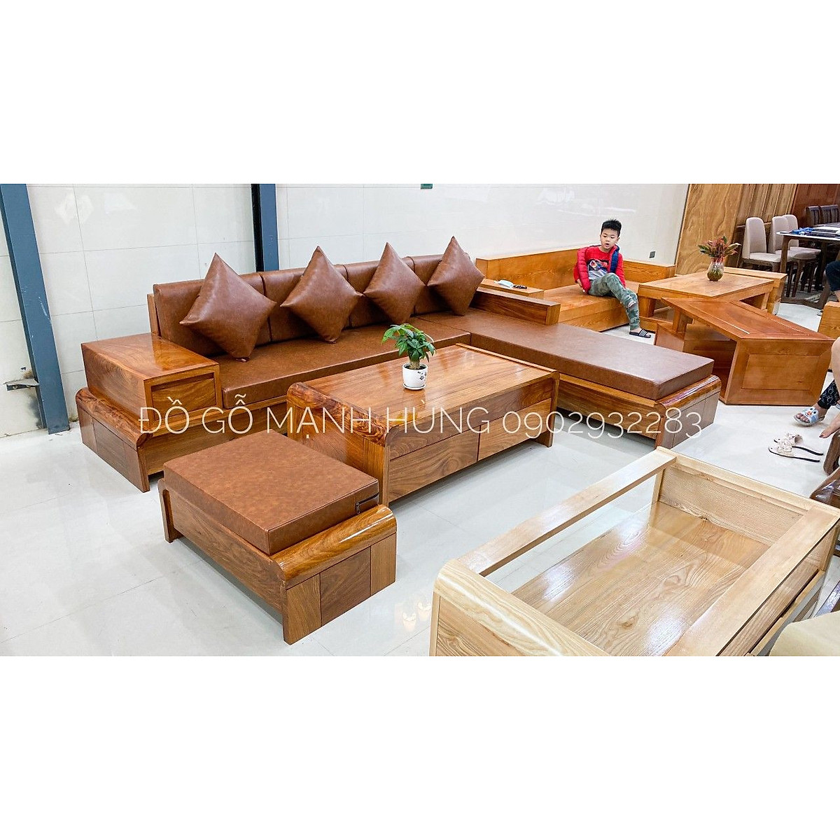 Bàn ghế sofa góc gỗ hương với thiết kế đẹp mắt và chất liệu bền đẹp sẽ giúp tôn lên vẻ đẹp của không gian phòng khách gia đình bạn. Với kiểu dáng thanh lịch và đa dạng về màu sắc, bàn ghế Sofa góc gỗ hương sẽ đem đến cho gia đình bạn một không gian sống động và rộng lớn.