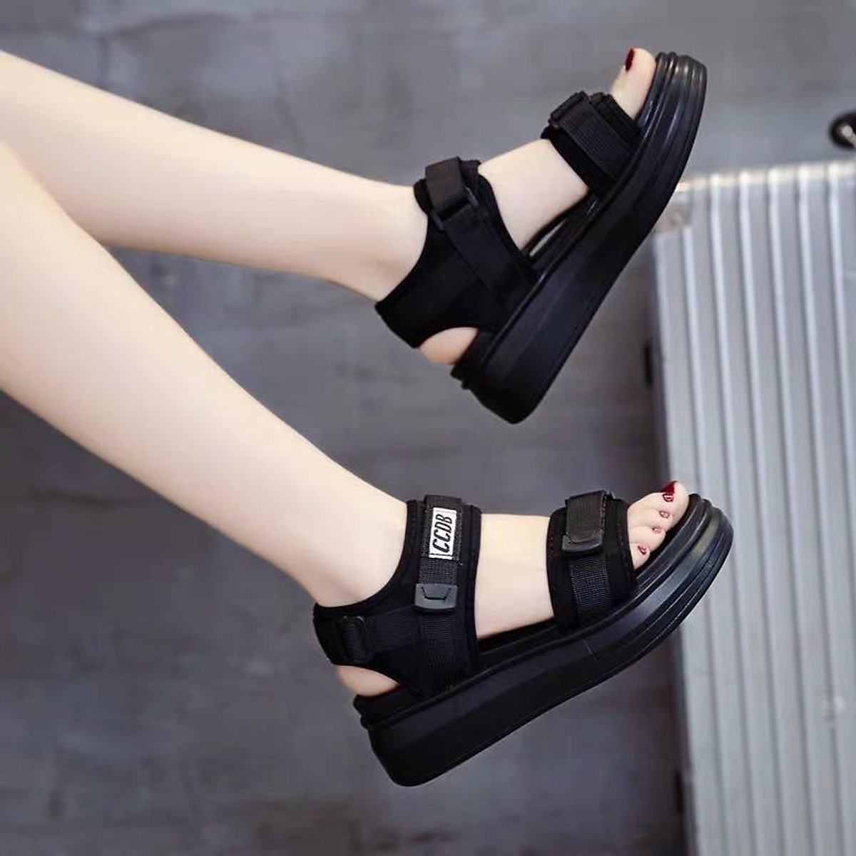 ALT: Mẫu giày sandal đế thể thao