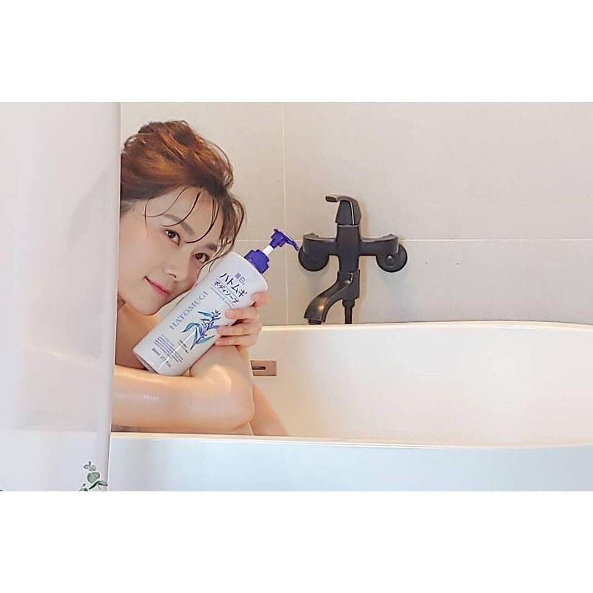 Sữa Tắm Trắng Da Giữ Ẩm Hatomugi Nhật Bản 800ml
