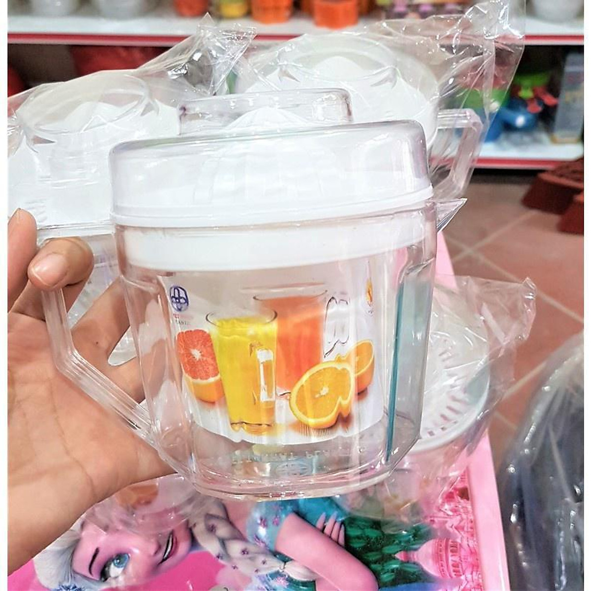 Cốc vắt cam bằng nhựa trong có nắp đậy bảo đảm vệ sinh Việt Nhật