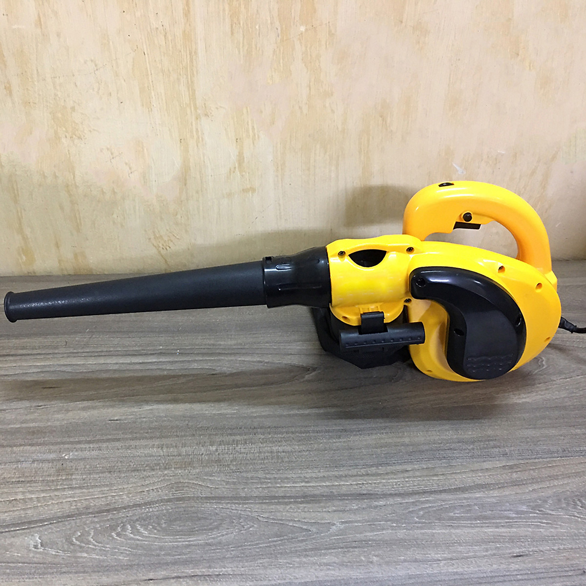 Máy Thổi Hút Bụi  Cầm Tay ABG Công Suất Lớn 1050W Máy Vừa Thổi Vừa Hút Công Nghiệp Đa Năng Ứng Dụng Nhiều Trong Các Xưởng Mộc, Vệ Sinh Máy Móc (GIAO MÀU NGẪU NHIÊN) – Hàng Chính Hãng