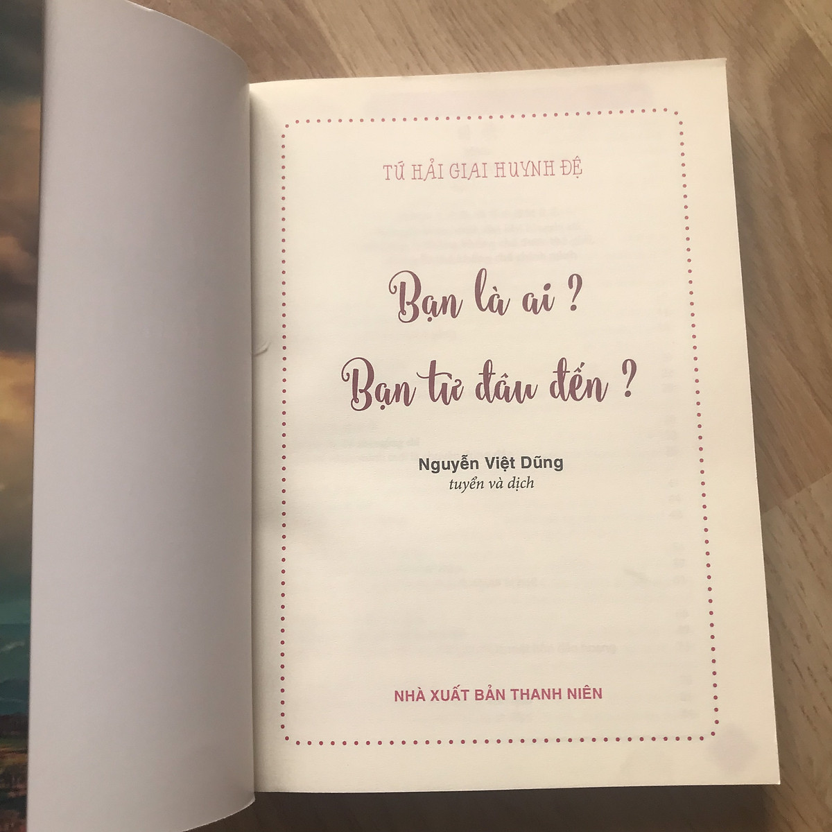 Combo 2 sách: Tứ Hải Giai Huynh Đệ: Tôi Là Ai, Tôi Đang Ở Đâu? + Tứ Hải Giai Huynh Đệ: Bạn Là Ai, Bạn Từ Đâu Tới (Cả 2 đều in màu, Trung - Việt, có phiên âm pinyin, có Audio do giáo viên Trung Quốc đọc) + DVD Quà tặng