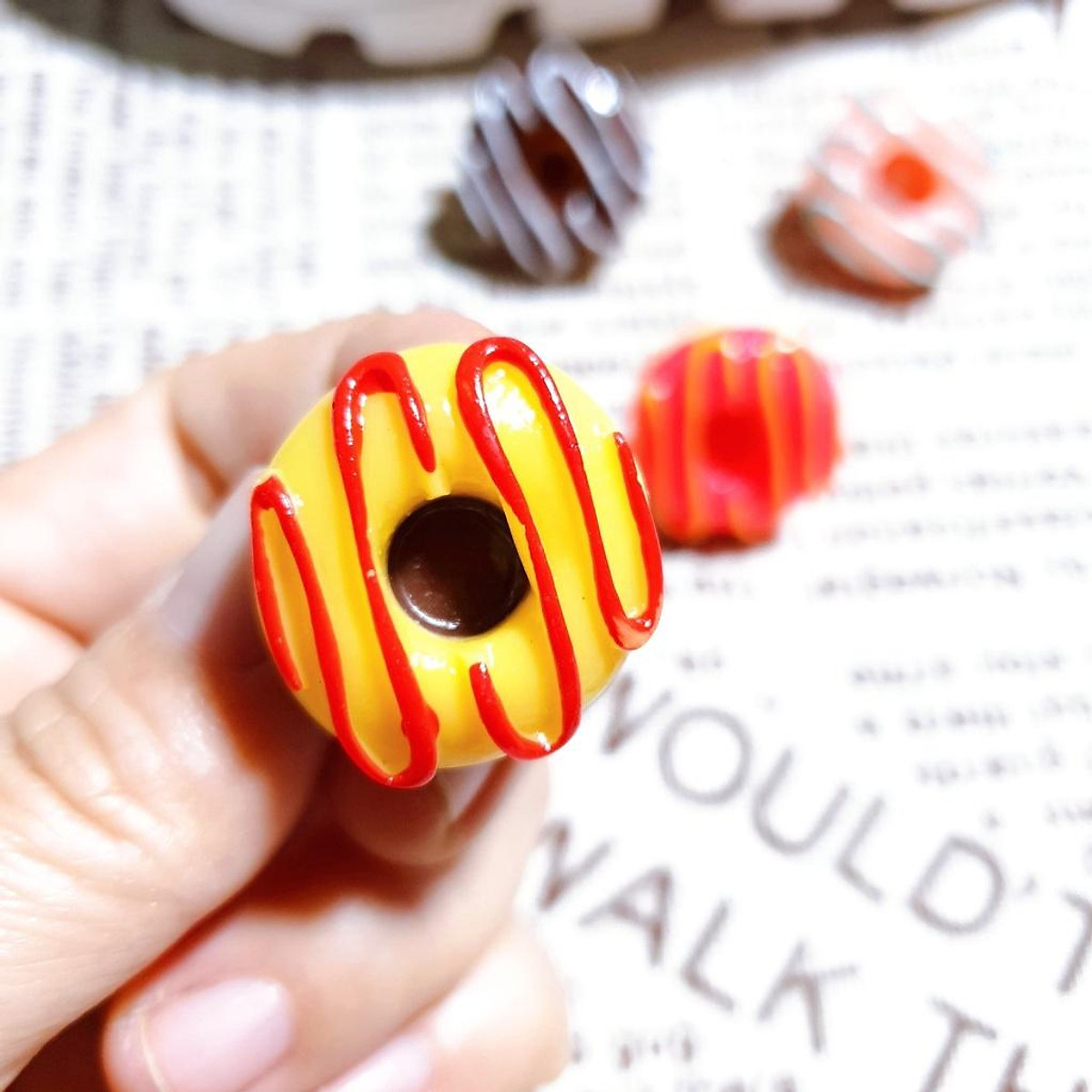 Sticker charms croc / nút gắn dép hkdesign hình Donut bơ loại đá cứng