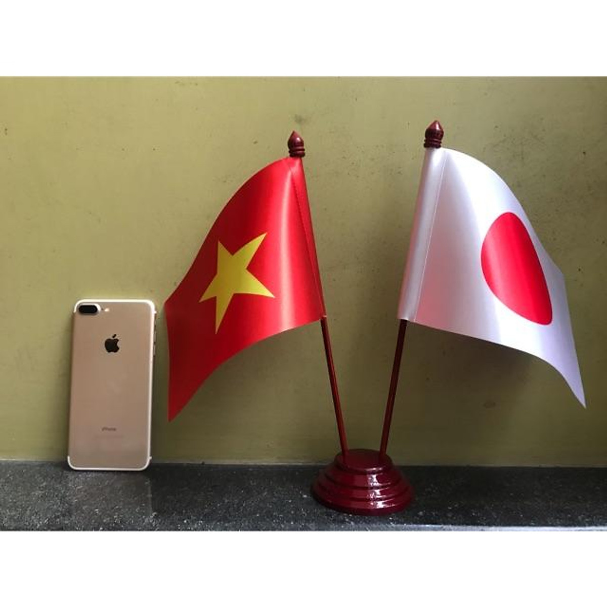 Cờ Việt Nhật để bàn: Sự kết hợp giữa hai lá cờ Việt Nam và Nhật Bản trong một chiếc cờ nhỏ được đặt trên bàn làm việc, mang lại cảm giác tự hào cho người Việt và tôn vinh những giá trị văn hóa của Nhật Bản. Đây cũng là món quà ý nghĩa dành cho những người yêu quý đất nước và văn hóa hai quốc gia.