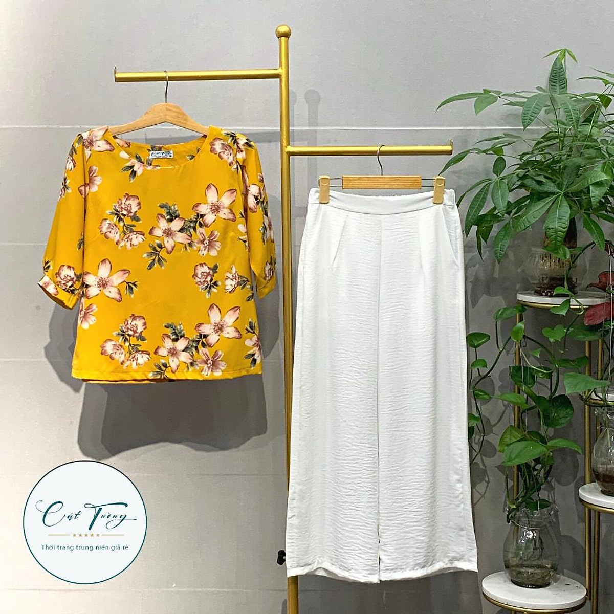 Áo kiểu trung niên Cát Tường với chất liệu lụa hàn cao cấp mềm mịn, màu sắc tươi tắn, trẻ trung, nổi bật