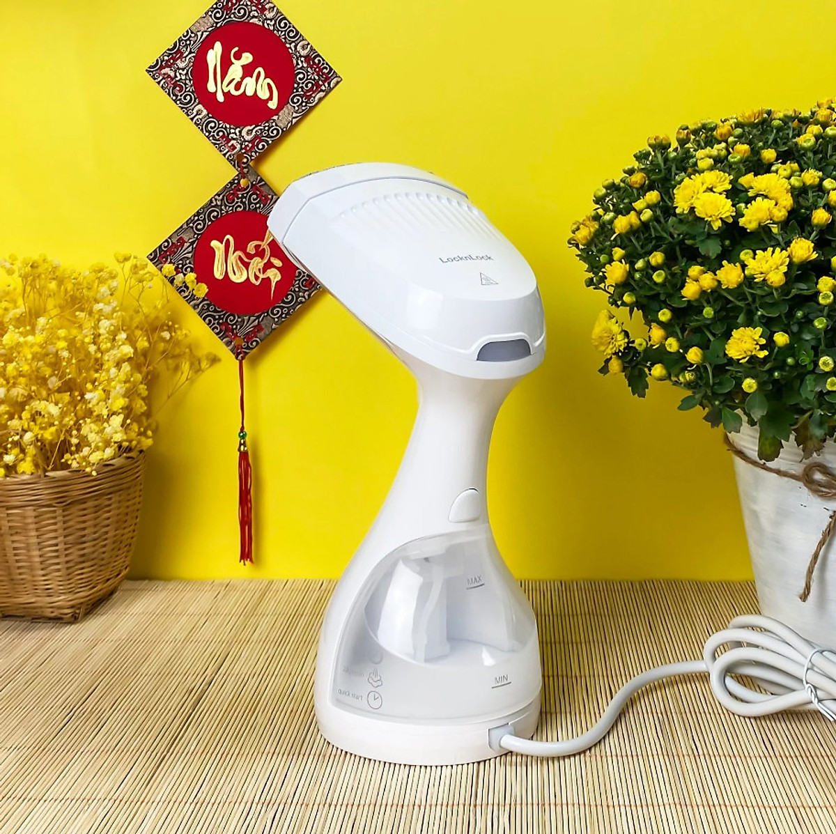 Bàn là hơi nước cầm tay Lock&lock Handy Steamer ENI222WHT (Model New) - Hàng chính hãng