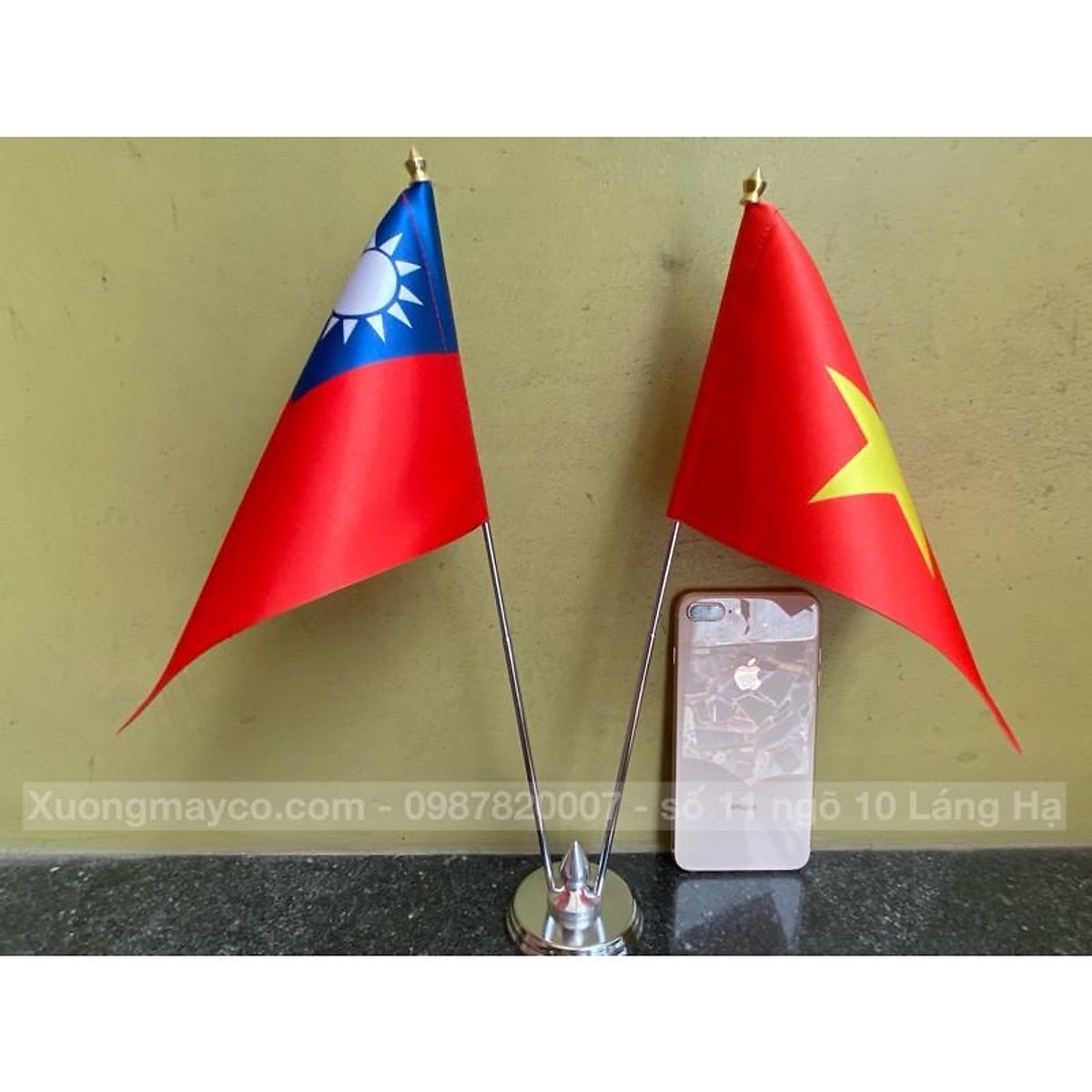 Công ty cờ Tài Nguyên Việt đã chính thức sản xuất cờ để bàn Việt Nam tại Đài Loan, giúp những người yêu quê hương có thể mang theo bên mình một tinh thần đồng điệu. Với kích thước nhỏ gọn, giá cả phải chăng, chắc chắn bạn sẽ không muốn bỏ lỡ sản phẩm này. Hãy sở hữu ngay cho mình một chiếc cờ để bàn Việt Nam và hãy phô diễn niềm tự hào của mình.