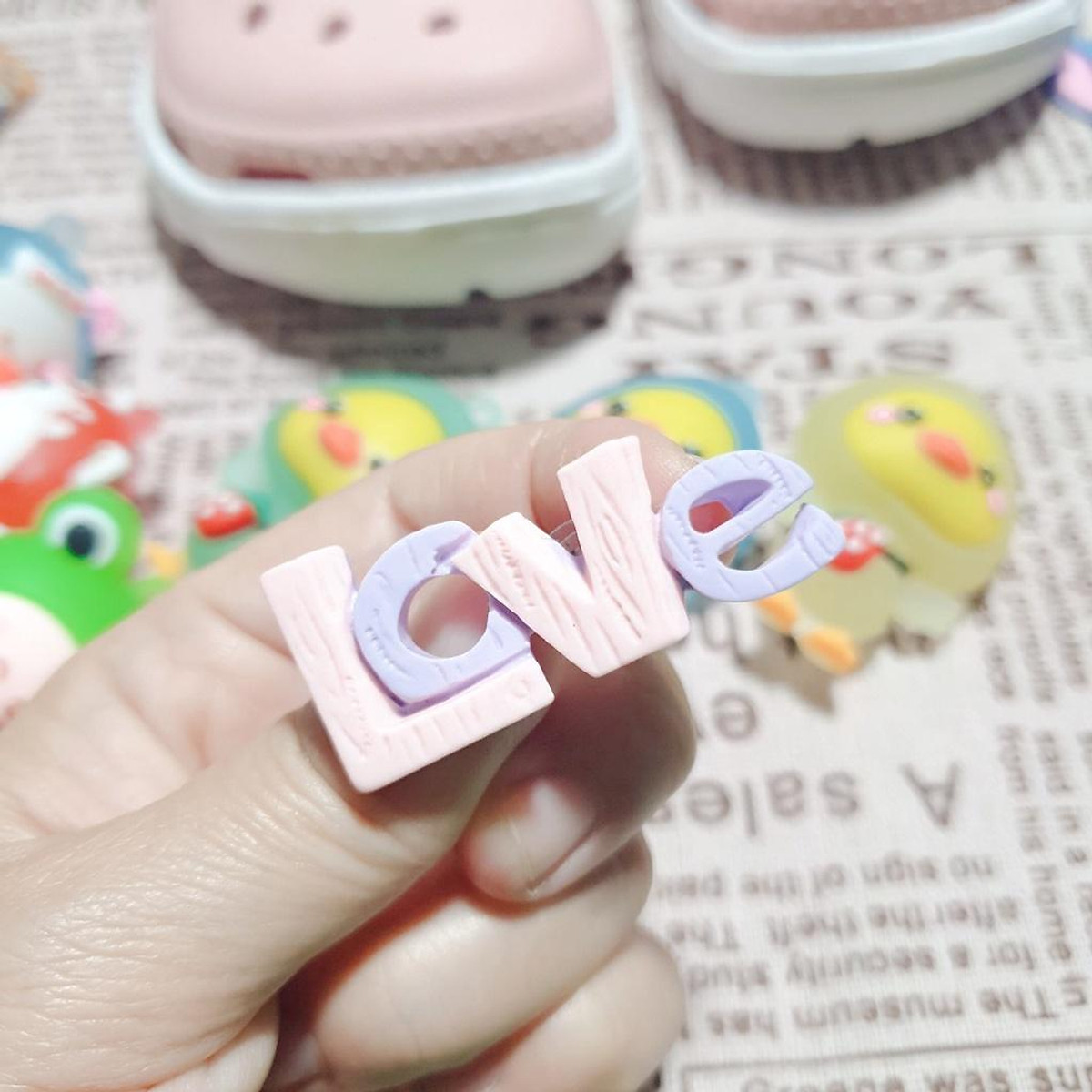 Sticker/ jib gắn dép loại đá cứng phụ kiện thời trang/ hình Chữ LOVE