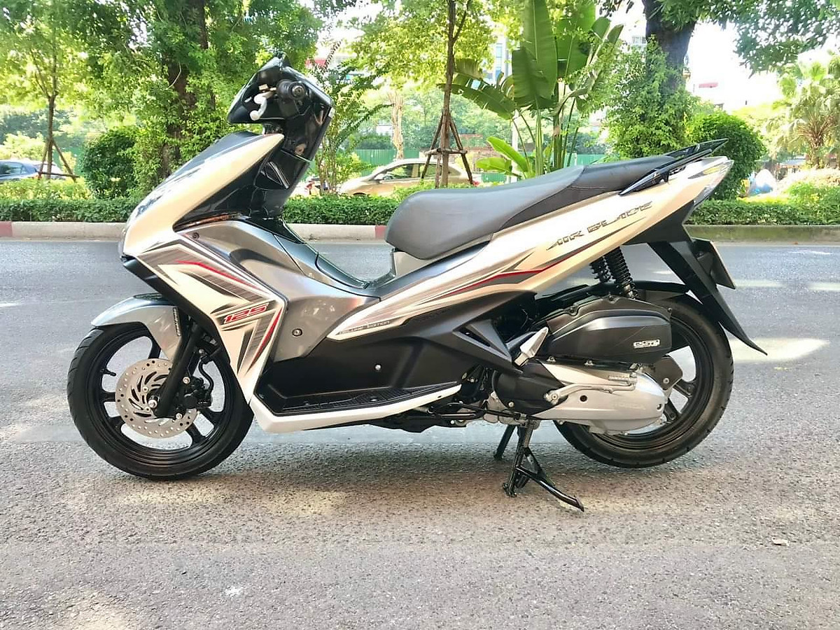 Cần bán xe Airblade 125fi vàng đen chính chủ 2015 nguyên bản dùng như mới   2banhvn