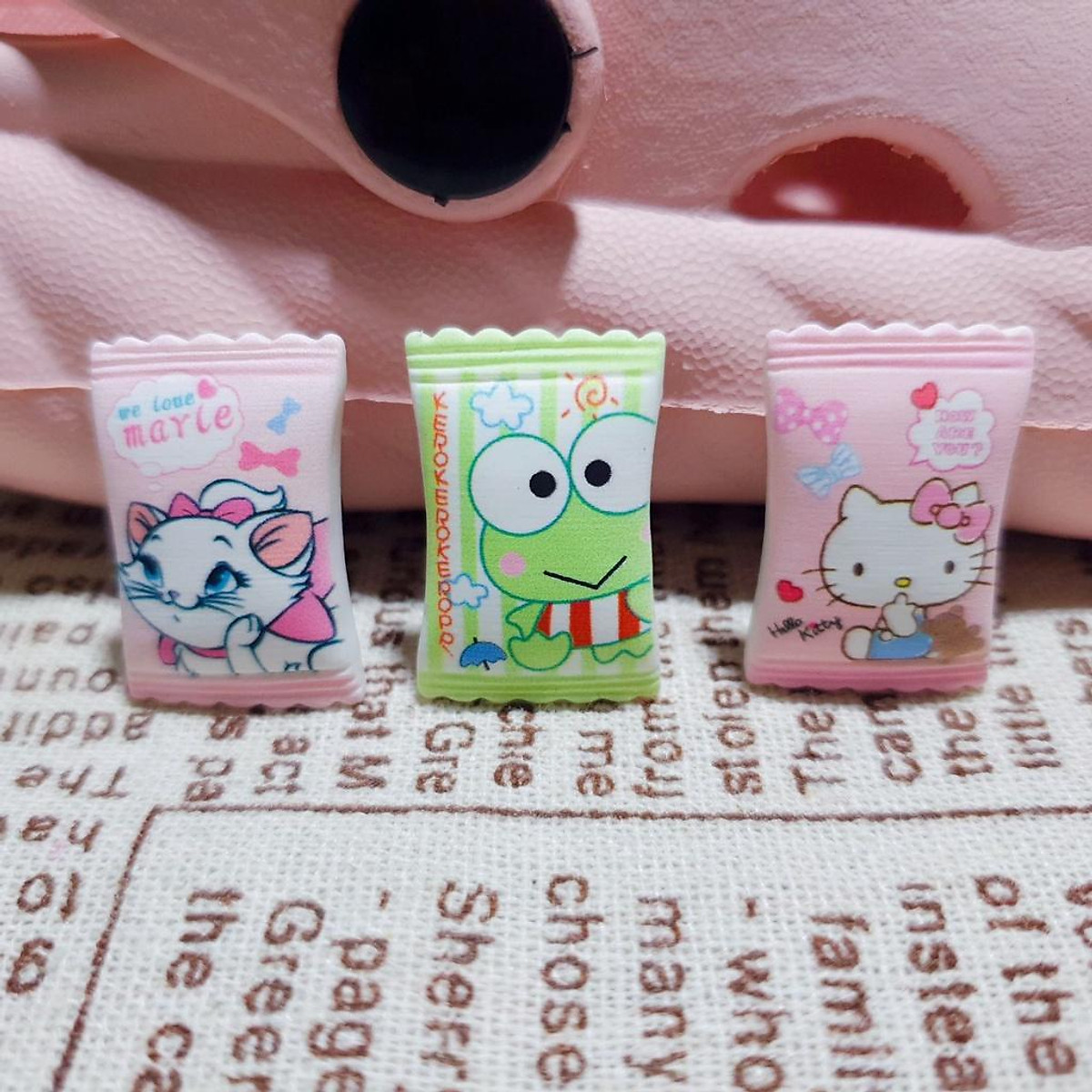 Stick Vỏ kẹo hoạt hình cute loại cứng 3D gắn dép cá sấu (01 cái)