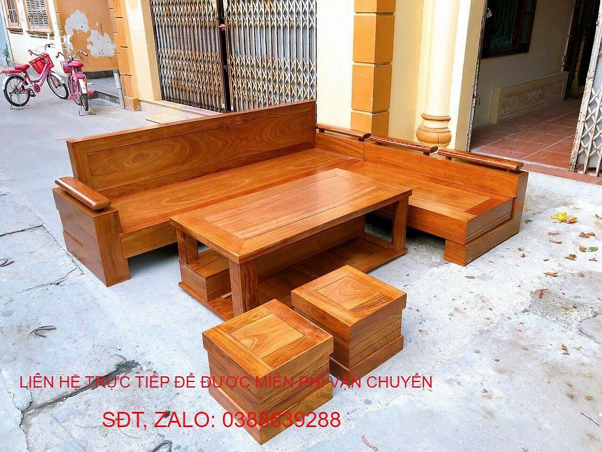 Bộ bàn ghế gỗ sồi Nga là sự lựa chọn đẳng cấp cho những ai yêu thích phong cách cổ điển và sang trọng. Với chất liệu gỗ sồi Nga tự nhiên cao cấp và các chi tiết được chế tác bằng tay, bộ bàn ghế của chúng tôi sẽ làm cho không gian phòng khách của bạn trở nên ấn tượng và nổi bật hơn.