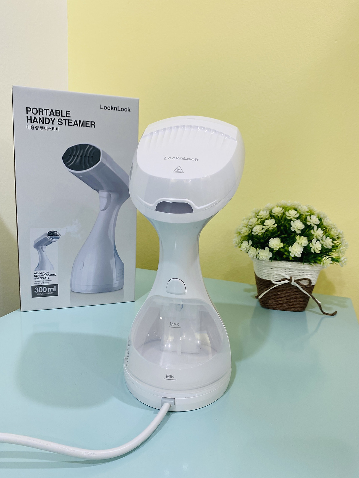 Bàn là hơi nước cầm tay Lock&lock Handy Steamer ENI222WHT (Model New) - Hàng chính hãng