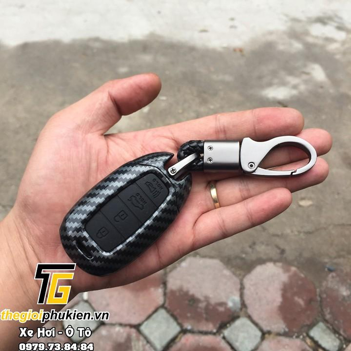 Ốp chìa khóa carbon bọc, bảo vệ chìa khóa xe Hyundai Accent 2021 kèm móc đeo INOX