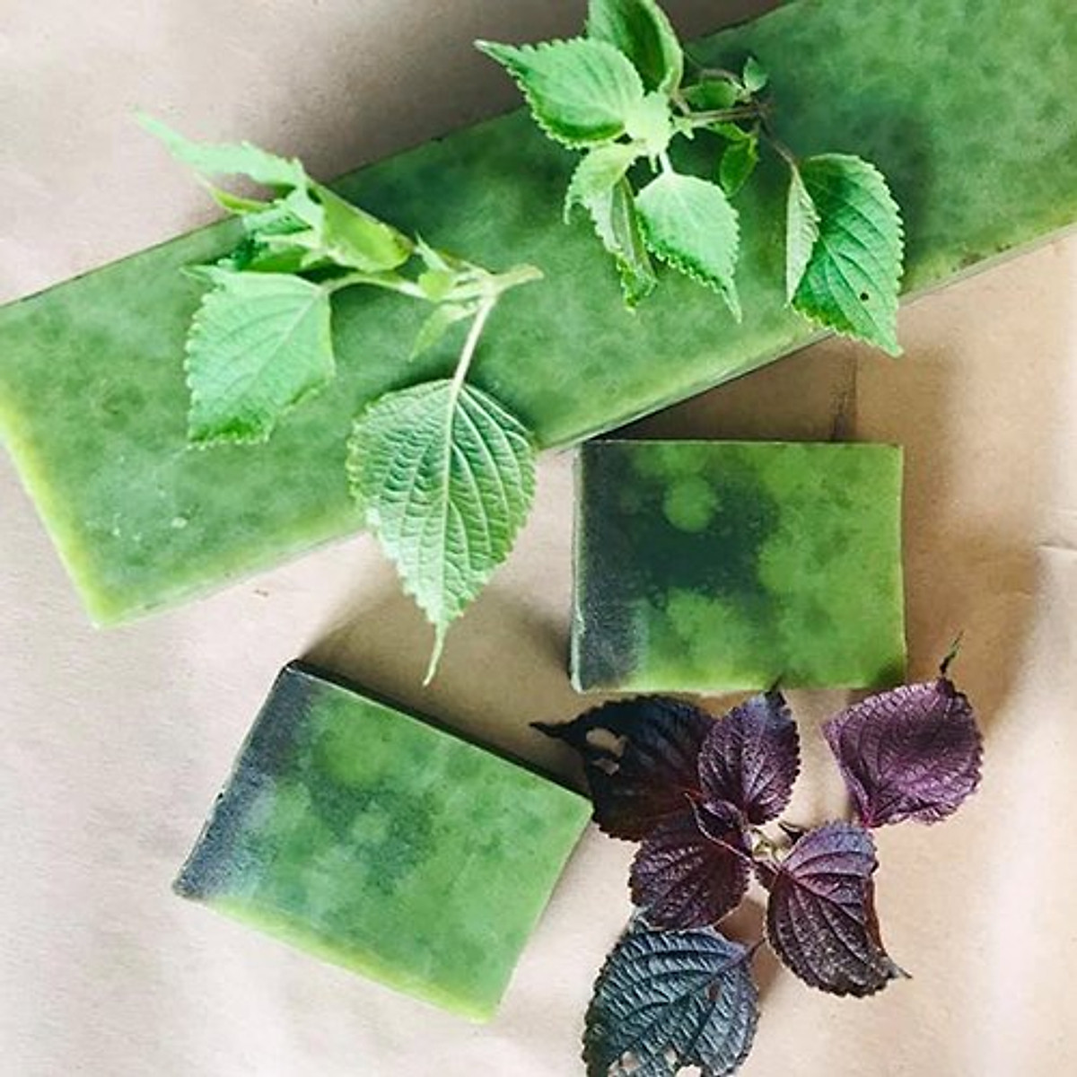 Bánh Xà bông Sinh Dược Tía tô 100 gram mùi hương nhu thơm nhẹ dễ chịu, kèm túi lưới tạo bọt