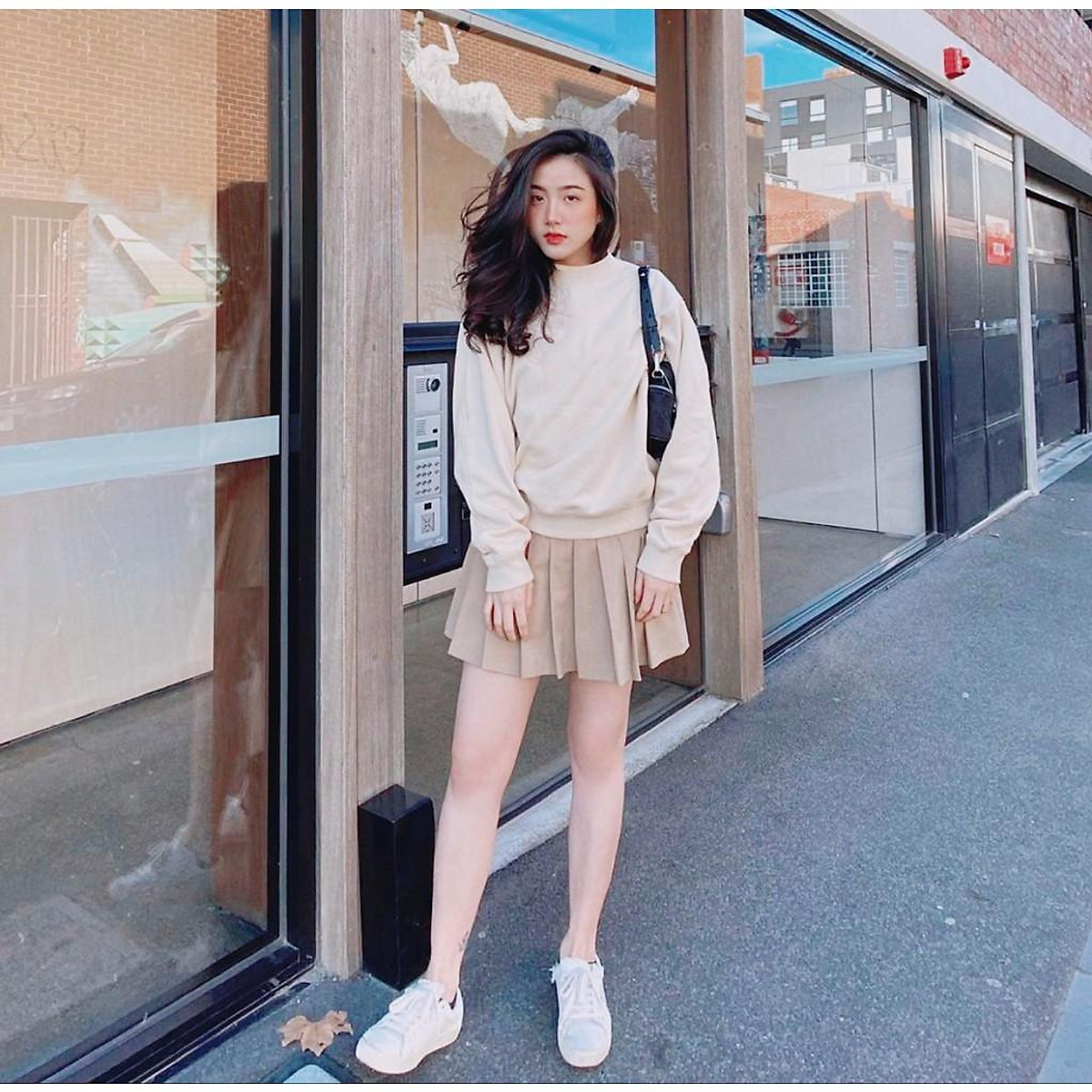 Áo hoodie phối chân váy ngắn sành điệu trong những ngày đông