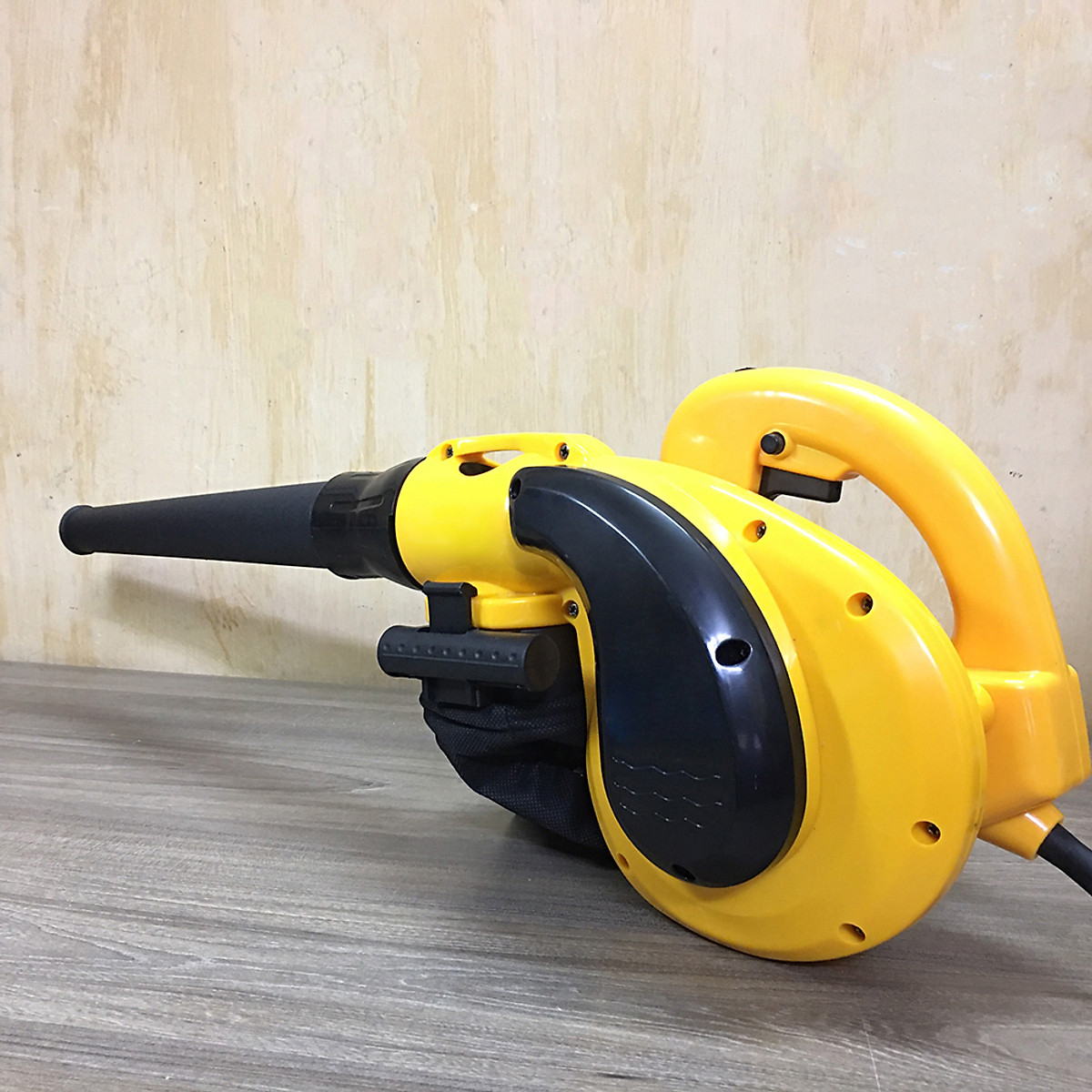 Máy Thổi Hút Bụi  Cầm Tay ABG Công Suất Lớn 1050W Máy Vừa Thổi Vừa Hút Công Nghiệp Đa Năng Ứng Dụng Nhiều Trong Các Xưởng Mộc, Vệ Sinh Máy Móc (GIAO MÀU NGẪU NHIÊN) – Hàng Chính Hãng