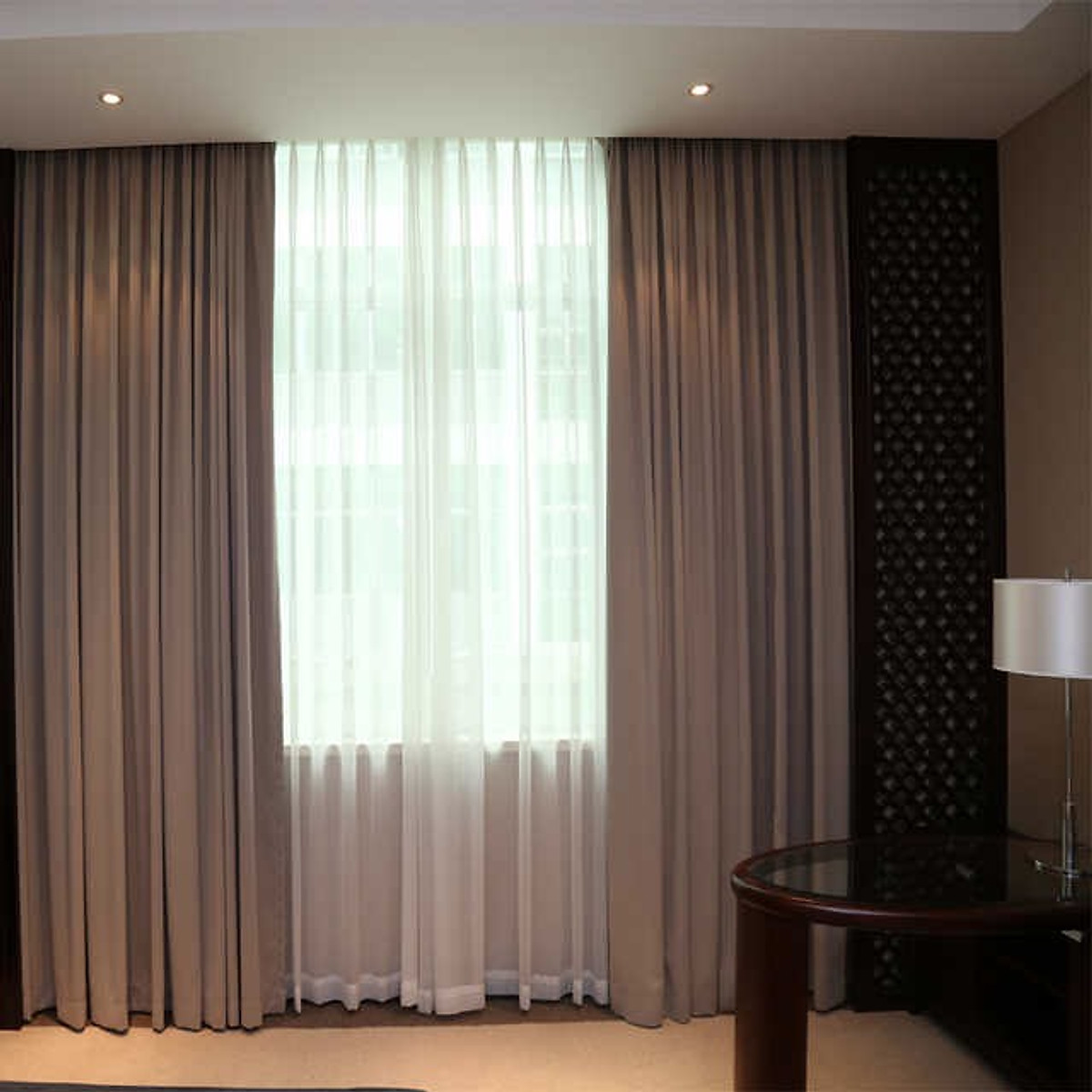 Những chiếc rèm cửa chống nắng hiện đại được sản xuất với chất liệu chuyên dụng giúp chắn tia UV, giúp hạn chế nhiệt độ bên trong phòng, giúp tiết kiệm điện hiệu quả. Ngoài ra, chúng còn giúp cho không gian sống của bạn trở nên sang trọng, tạo nên sự riêng tư và êm ái cho căn nhà của bạn.
