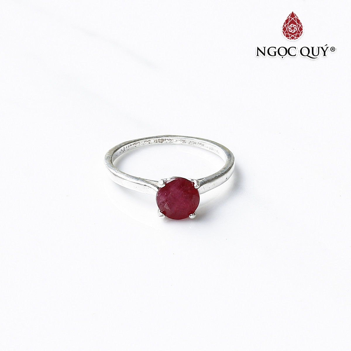 Nhẫn đá ruby - Nhẫn đá ruby luôn là một món trang sức được ưa chuộng với sắc đỏ tươi sáng và lấp lánh rực rỡ. Sự kết hợp hoàn hảo giữa thiết kế đẹp mắt và chất liệu quý đã tạo nên những sản phẩm tuyệt đẹp không thể bỏ qua.
