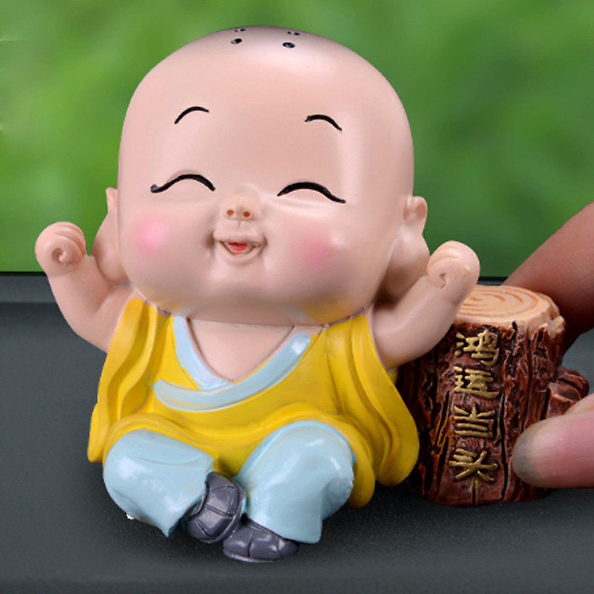 Tượng chibi chú tiểu bên khúc gỗ - chú tiểu may mắn - Tượng