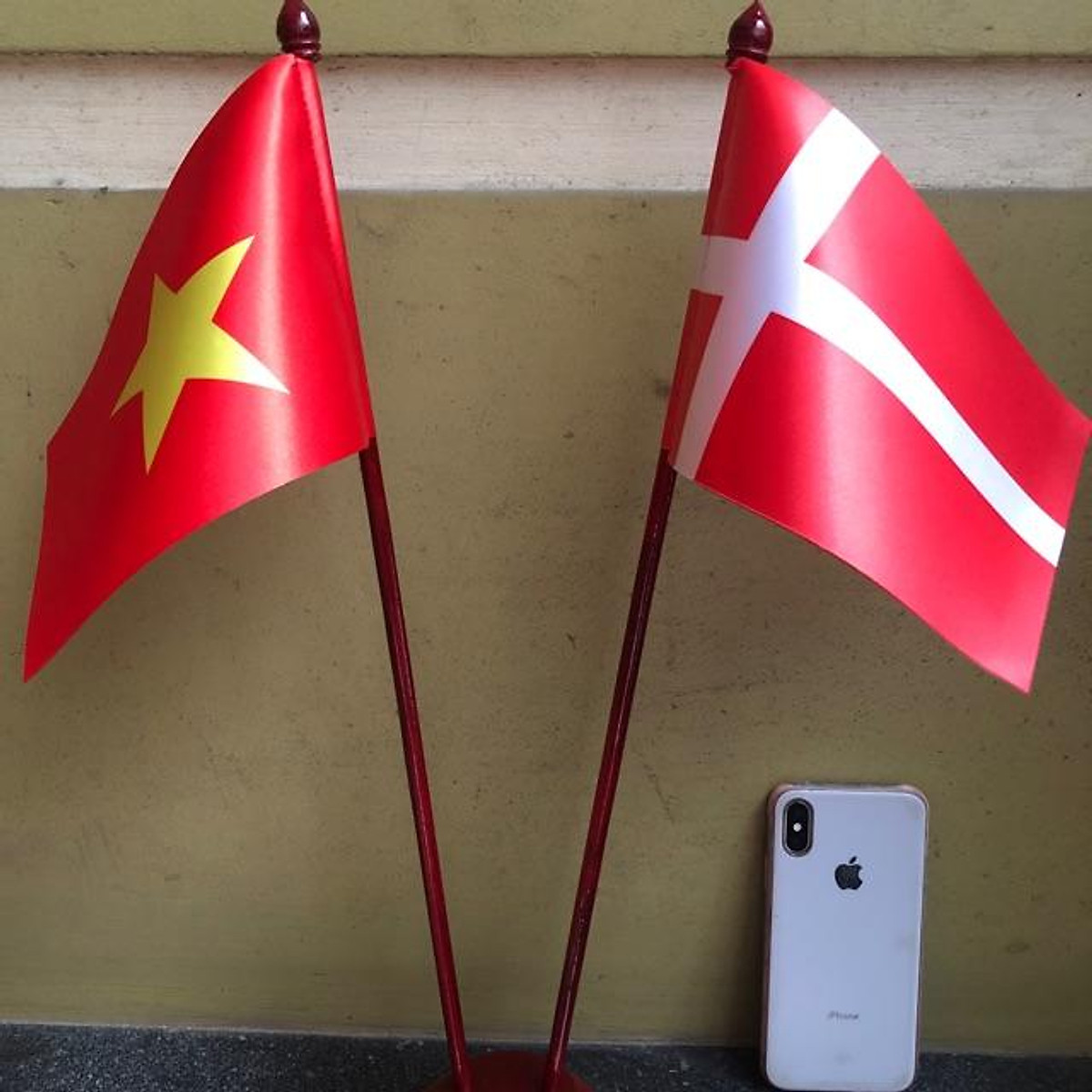 Cờ để bàn Việt Nam Đan Mạch là sản phẩm mới nhất trong bộ sưu tập cờ để bàn trang trí. Hình ảnh chiếc cờ hiện diện thành một biểu tượng của sự hòa quyện giữa hai nền văn hoá khác nhau. Đây là một món quà tuyệt vời để tặng cho những người yêu thích phong cách trang trí và dành cho những gia đình đang sống tại Việt Nam hoặc Đan Mạch.