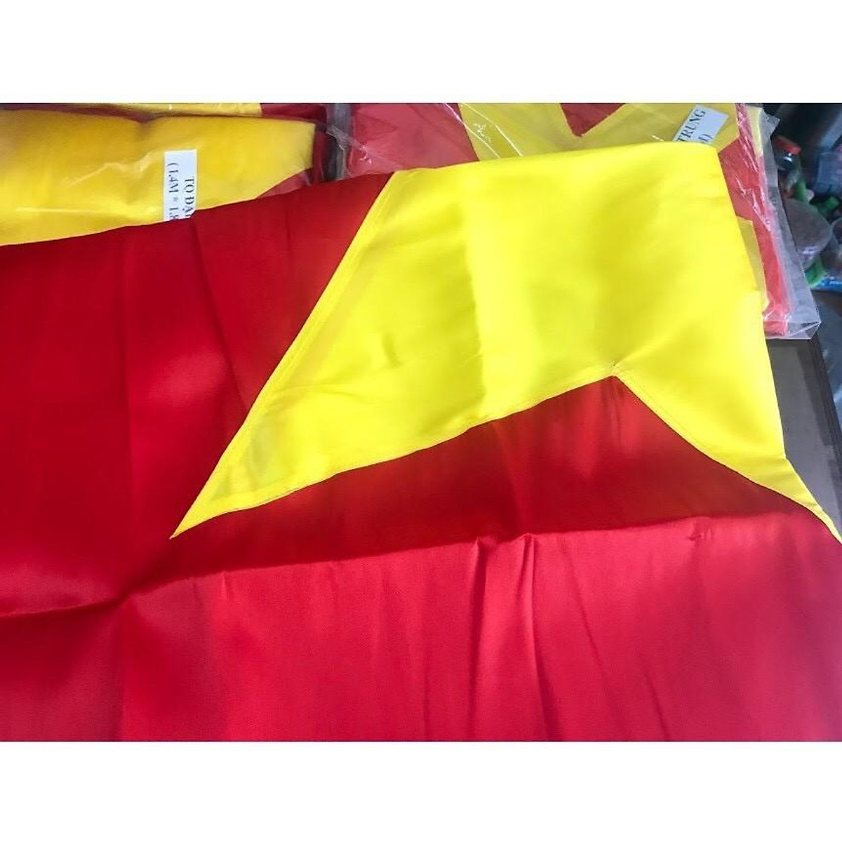 Bé tô màu Lá cờ Việt Nam