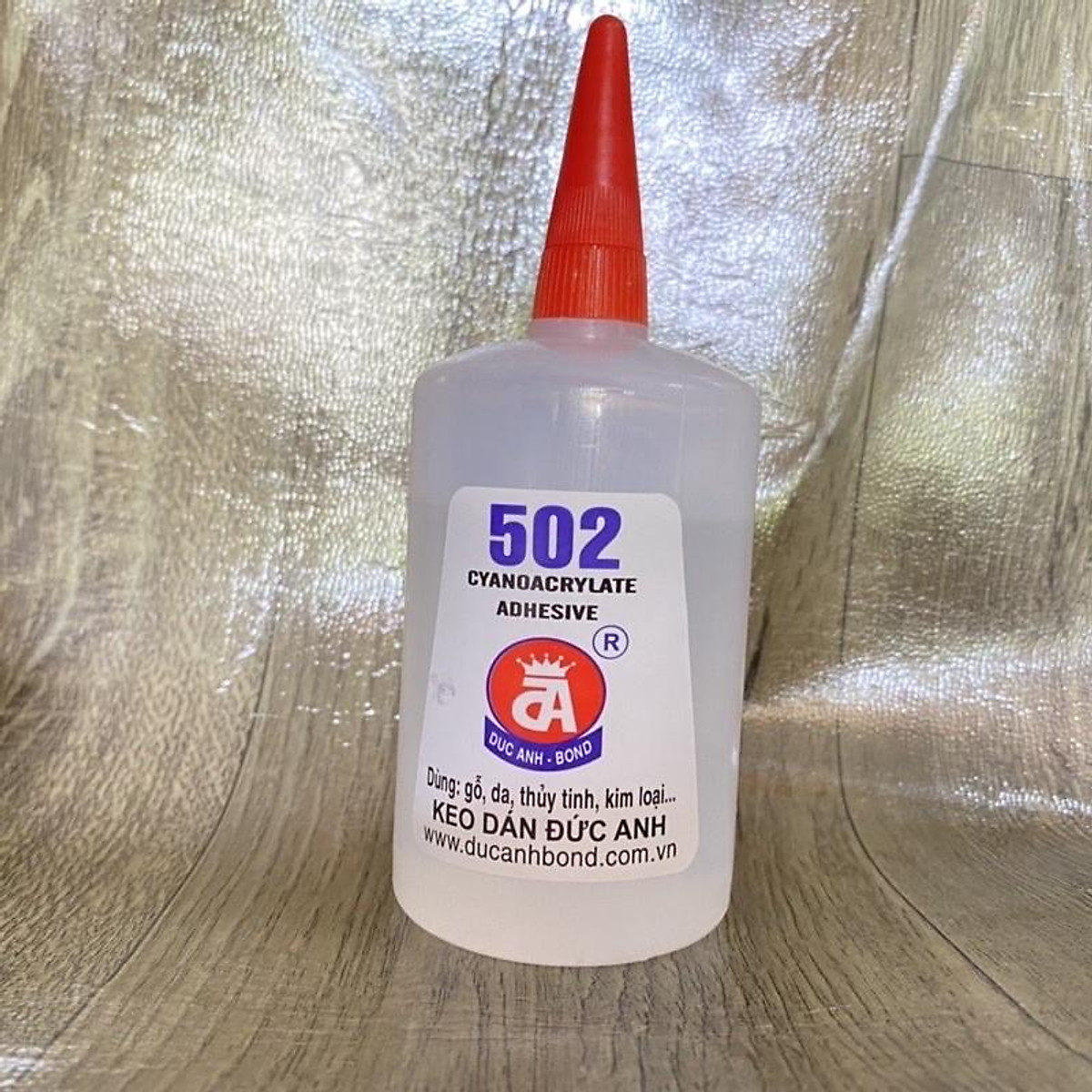 Keo 502 bám dính được trên nhiều bề mặt khác nhau