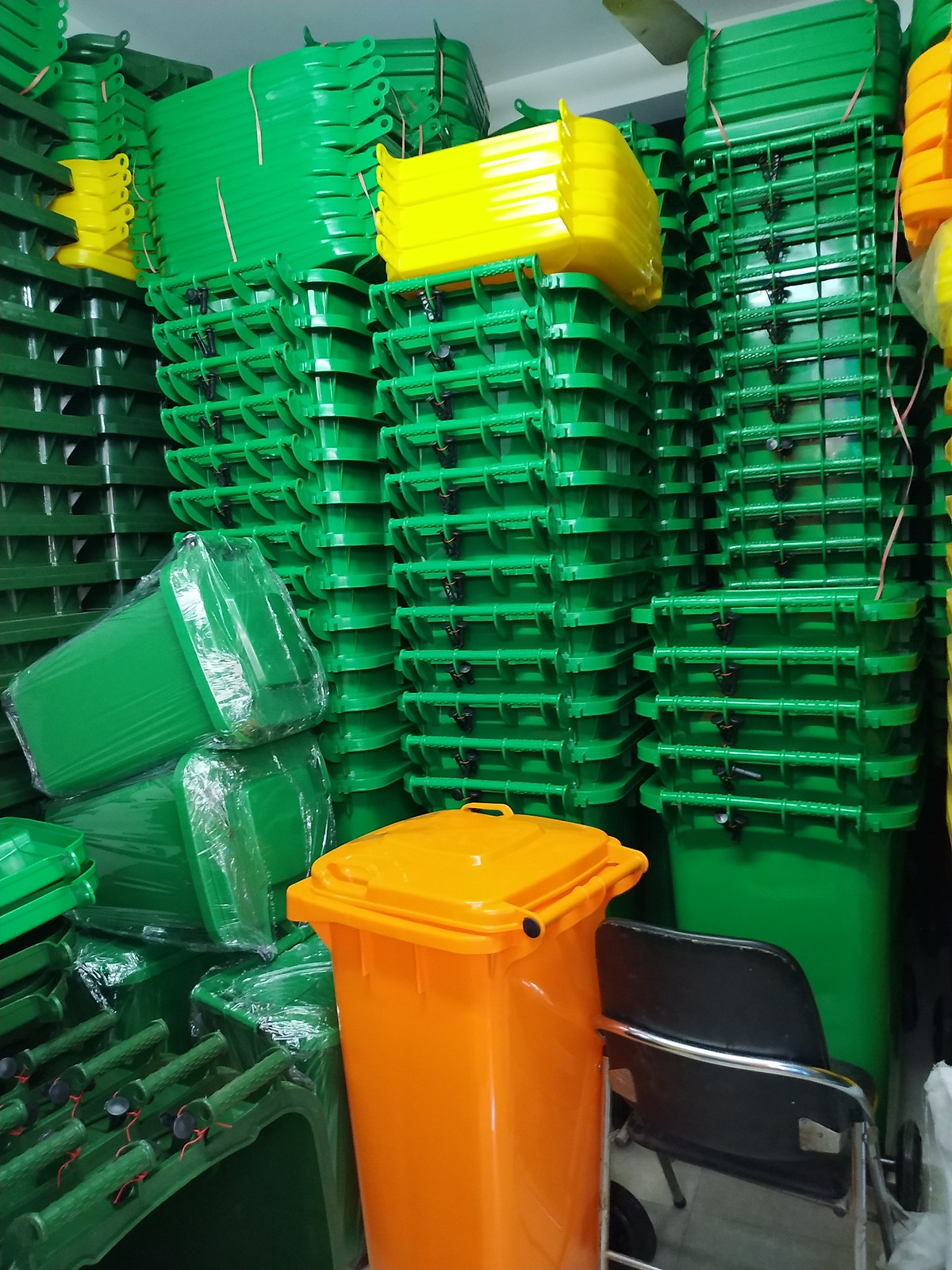 Thùng rác nhựa công nghiệp HDPE 60l có bánh xe Song Long- Loại dầy dặn