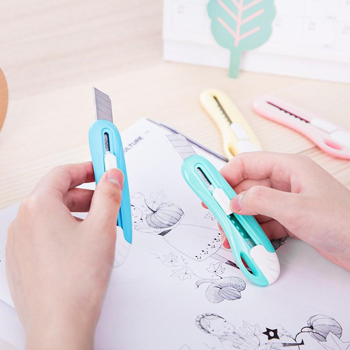 Dao rọc giấy mini 55mm Deli - 4 màu - Xanh lá/ xanh dương/ hồng/ vàng - 2024