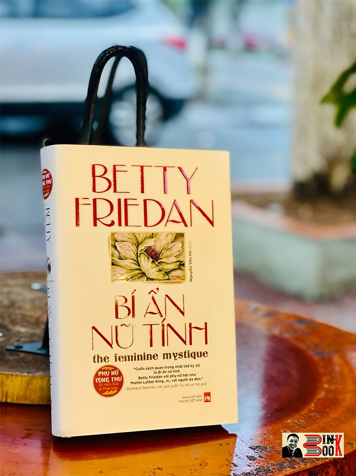 CHỮ KÝ DỊCH GIẢ - BÍ ẤN NỮ TÍNH - BÌA CỨNG IN GIỚI HẠN - BETTY FRIEDAN - NGUYỄN VÂN HÀ DỊCH -