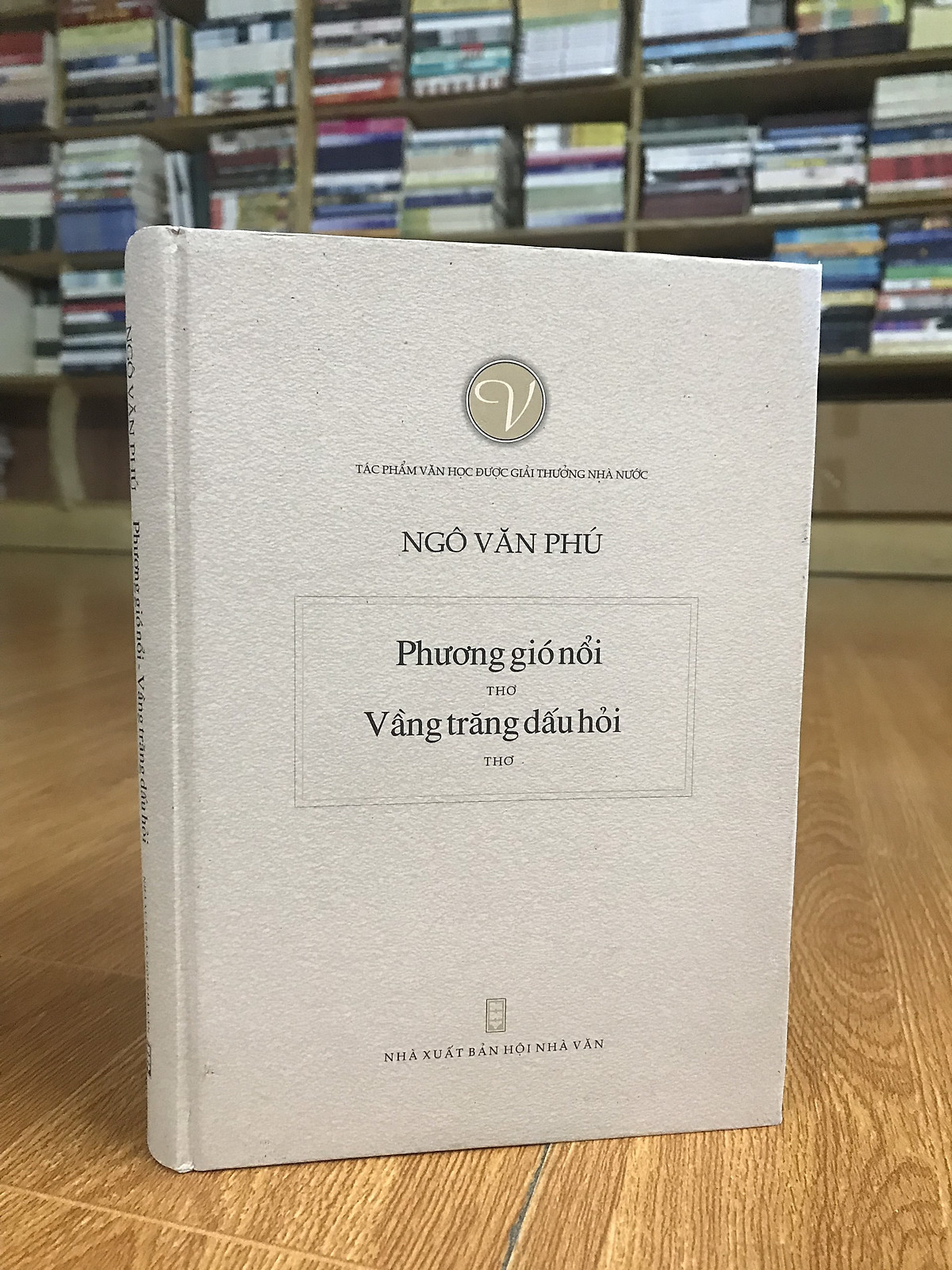 Tuyển tập thơ Ngô Văn Phú: Phương gió nổi - Vầng trăng dấu hỏi (Tác phẩm văn học được Giải thưởng Nhà Nước) sách bìa cứng tặng kèm bookmark