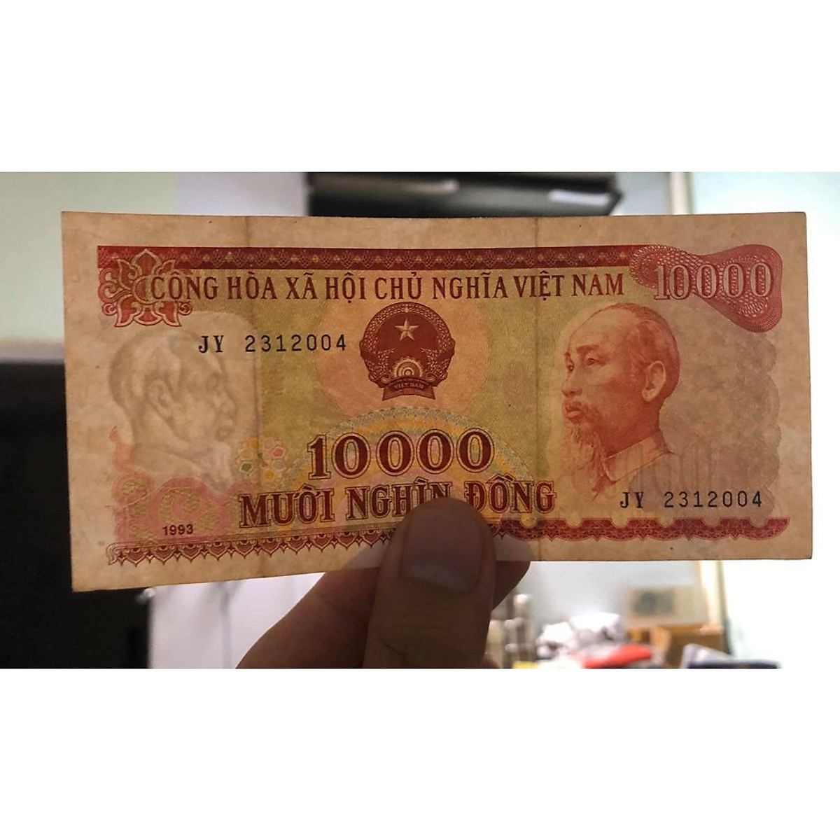 Tờ 10000 đồng - Tờ tiền 10.000 đồng Việt Nam mang lại cho người xem một sự độc đáo của thiết kế với hình ảnh Chủ tịch Hồ Chí Minh. Hãy xem hình ảnh này để tìm hiểu thêm về ý nghĩa văn hóa của nó và sự phát triển về kinh tế cũng như văn hóa của Việt Nam.